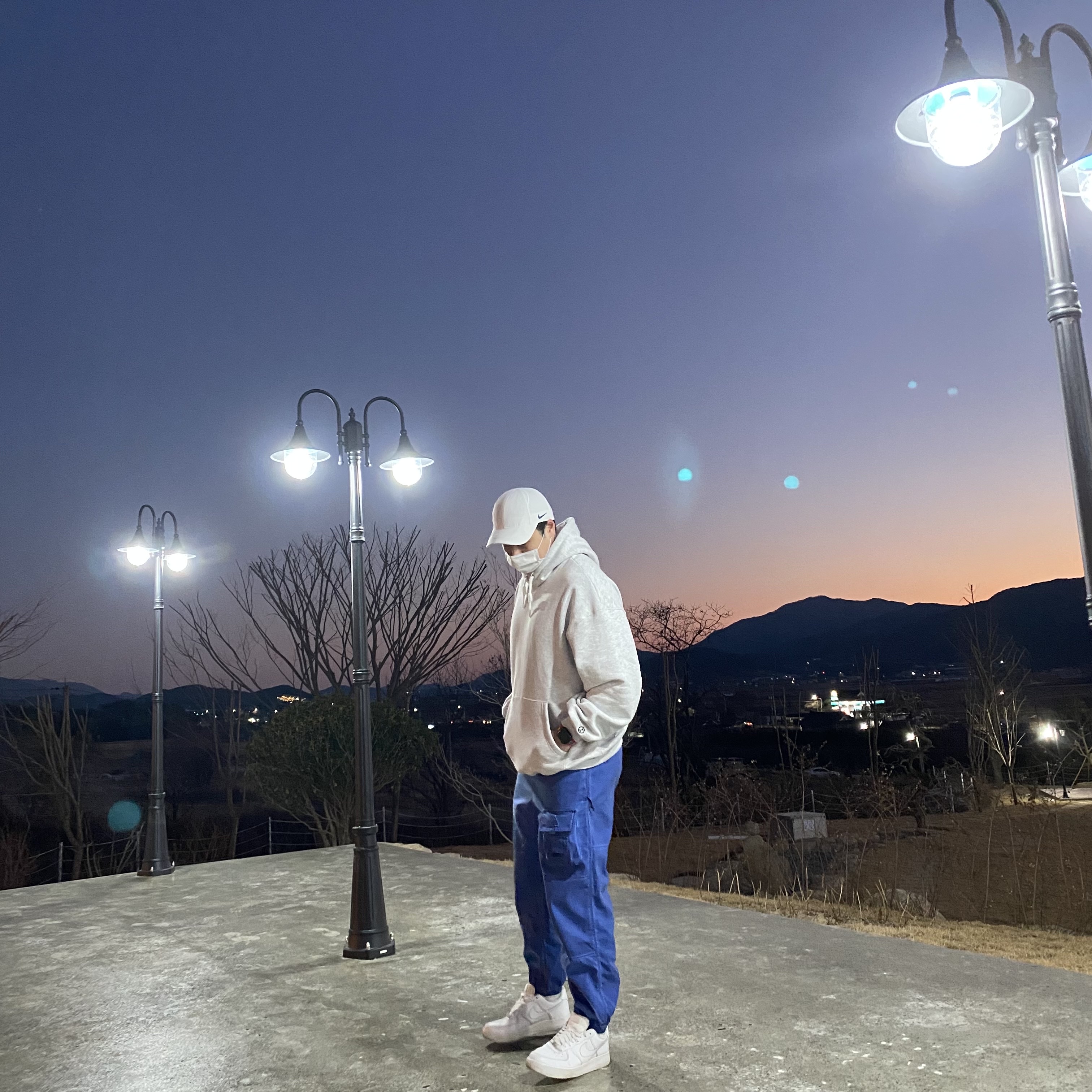 Nike x Drake Nocta Cardinal Stock Essential Cap White, Nike ACG Watchman Peak Pants Blue Void - US/EU 착용 스타일