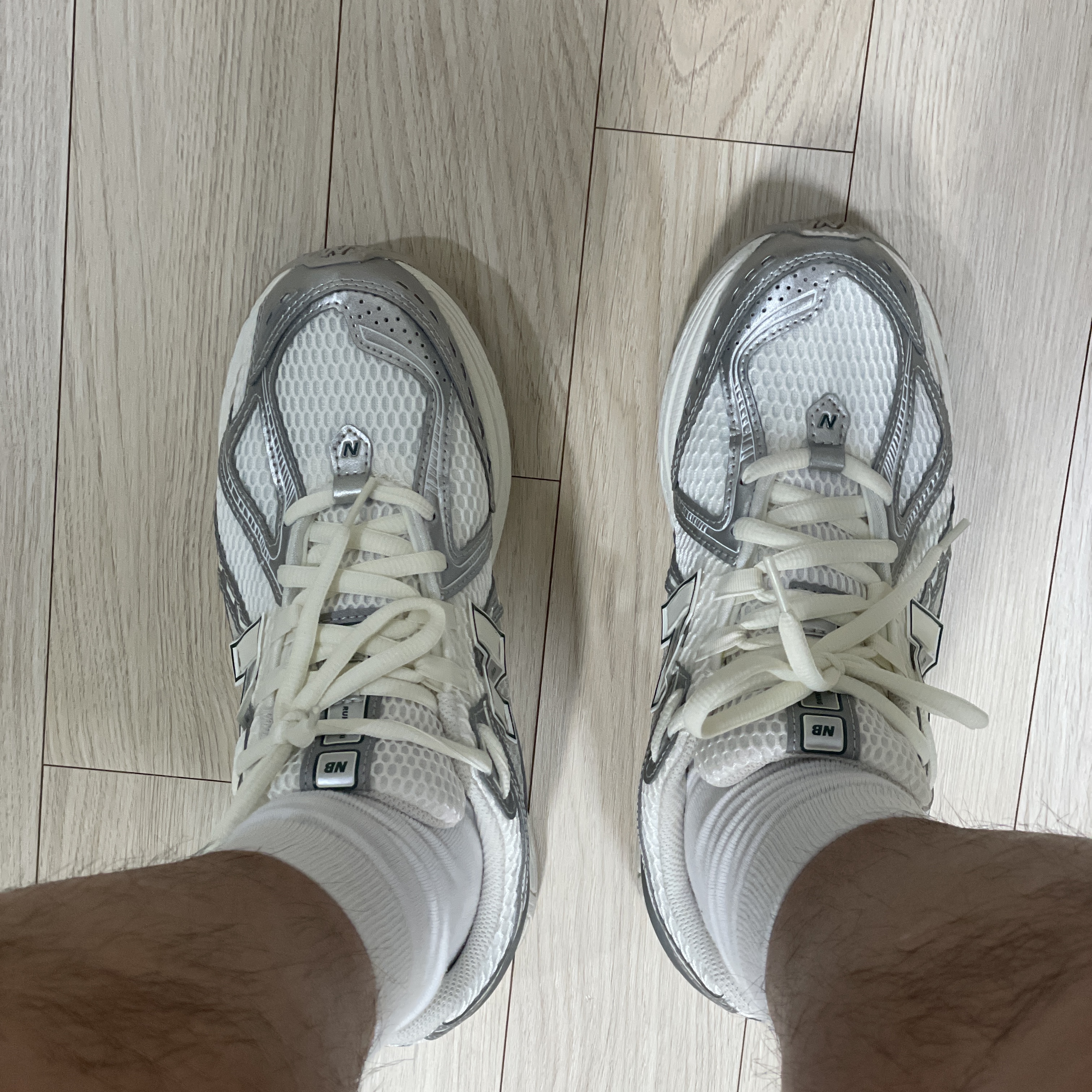 New Balance 1906R Silver Metallic Sea Salt 착용 스타일