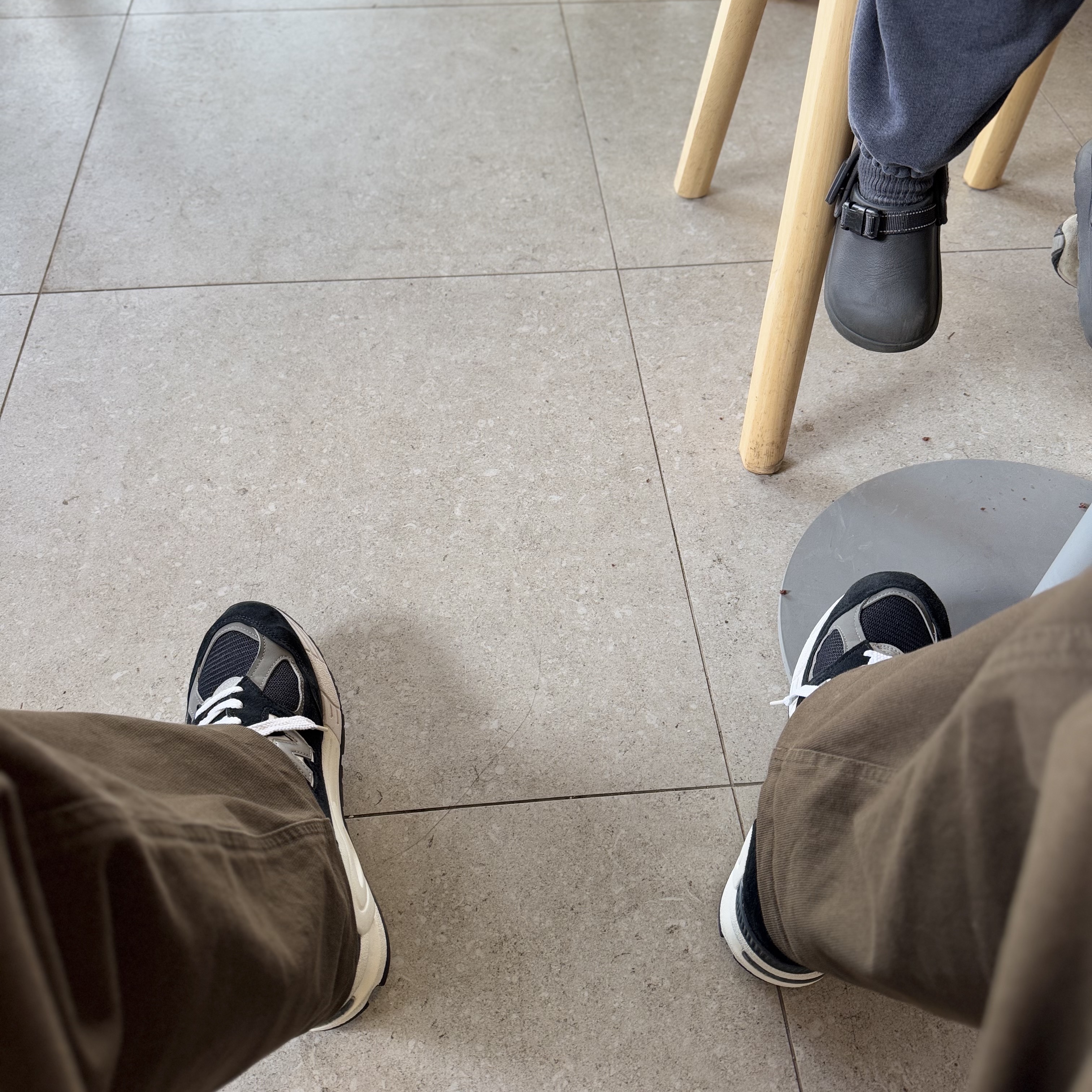 New Balance 990v2 Made in USA Black, Henry Cotton's x Spectator Fishermen Cargo Pants Type-II Dark Brown 착용 스타일 - 1