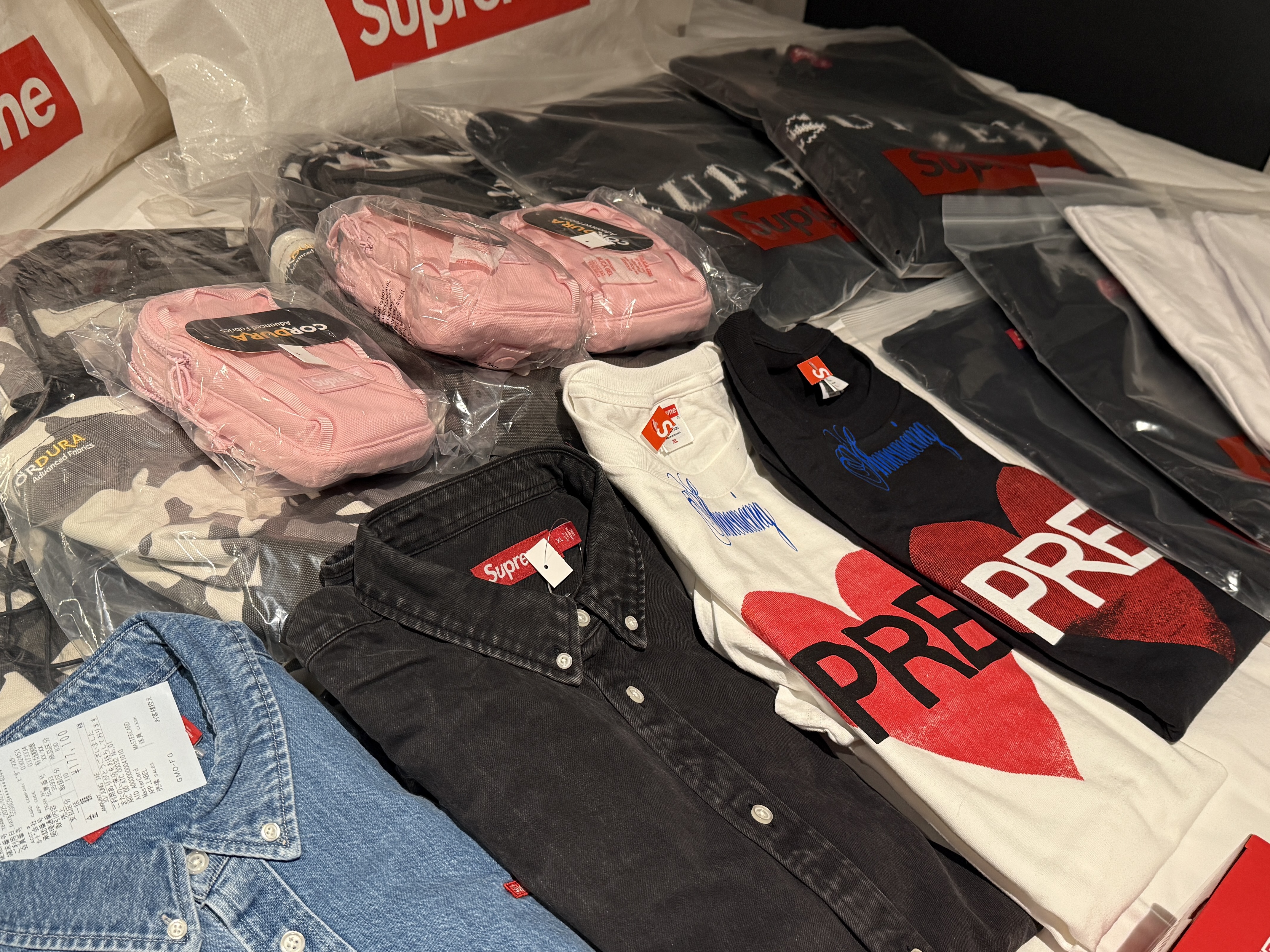 Supreme Backpack Snow Camo - 25SS, Supreme Announcing T-Shirt White - 25SS 착용 스타일