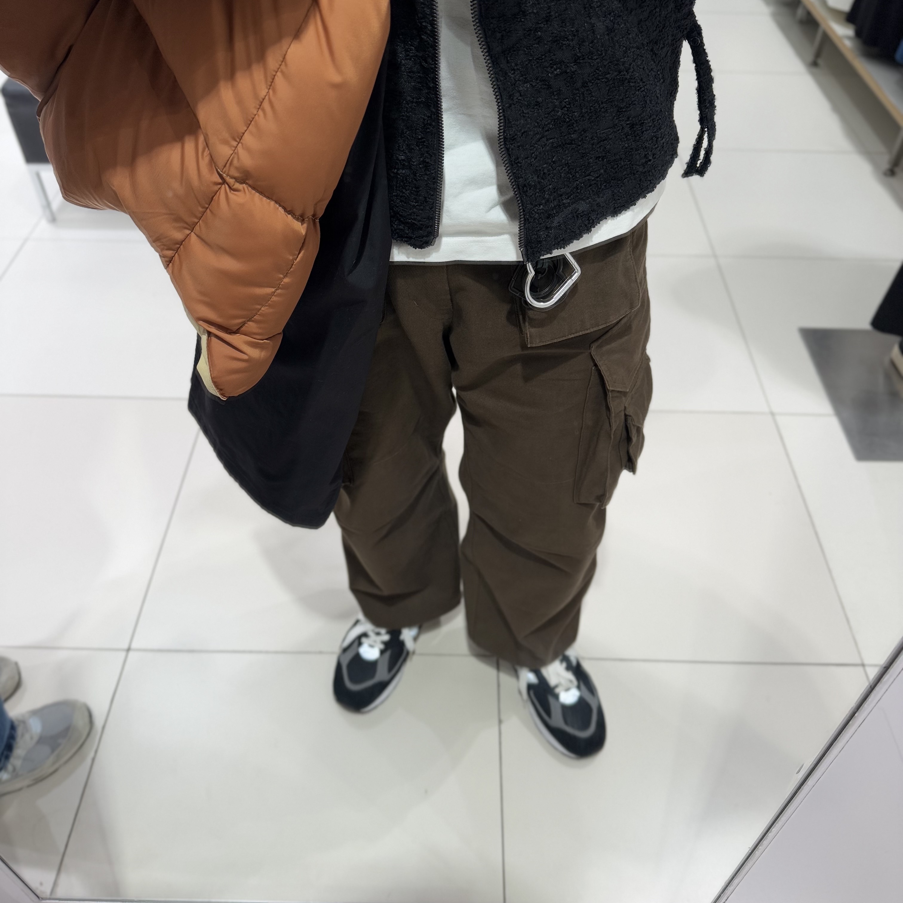New Balance 990v2 Made in USA Black, Henry Cotton's x Spectator Fishermen Cargo Pants Type-II Dark Brown 착용 스타일 - 2