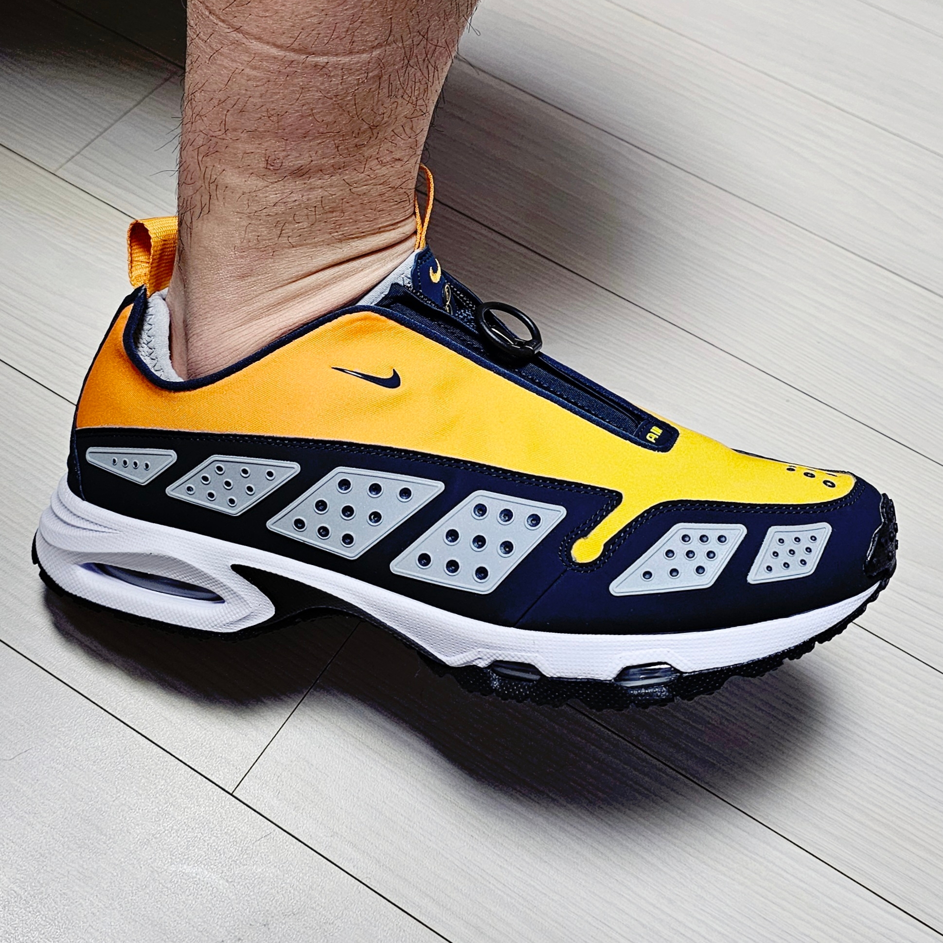 (W) Nike Air Max SNDR Canyon Gold and Deep Ocean 착용 스타일 - 2