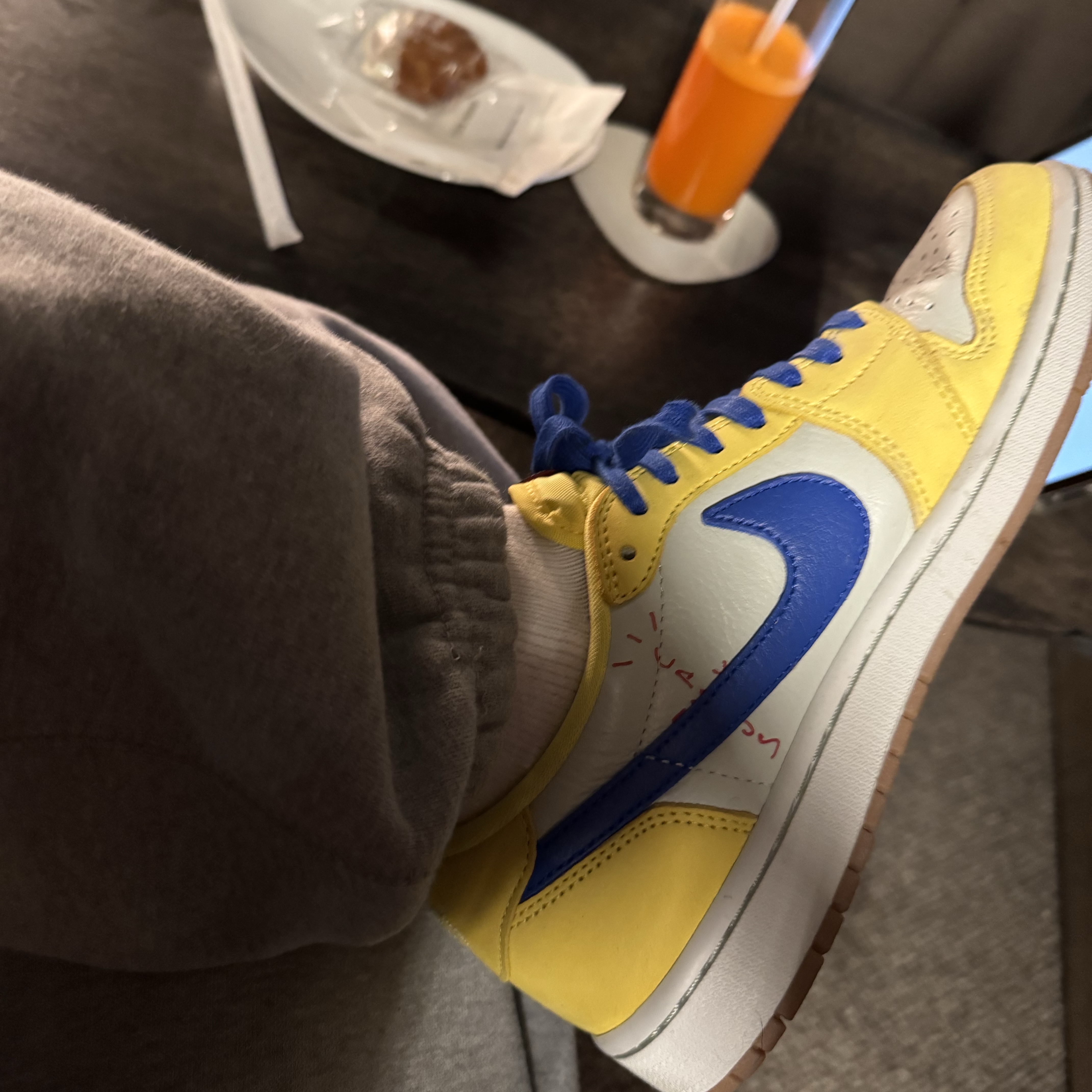 (W) Jordan 1 x Travis Scott Retro Low OG SP Canary 착용 스타일