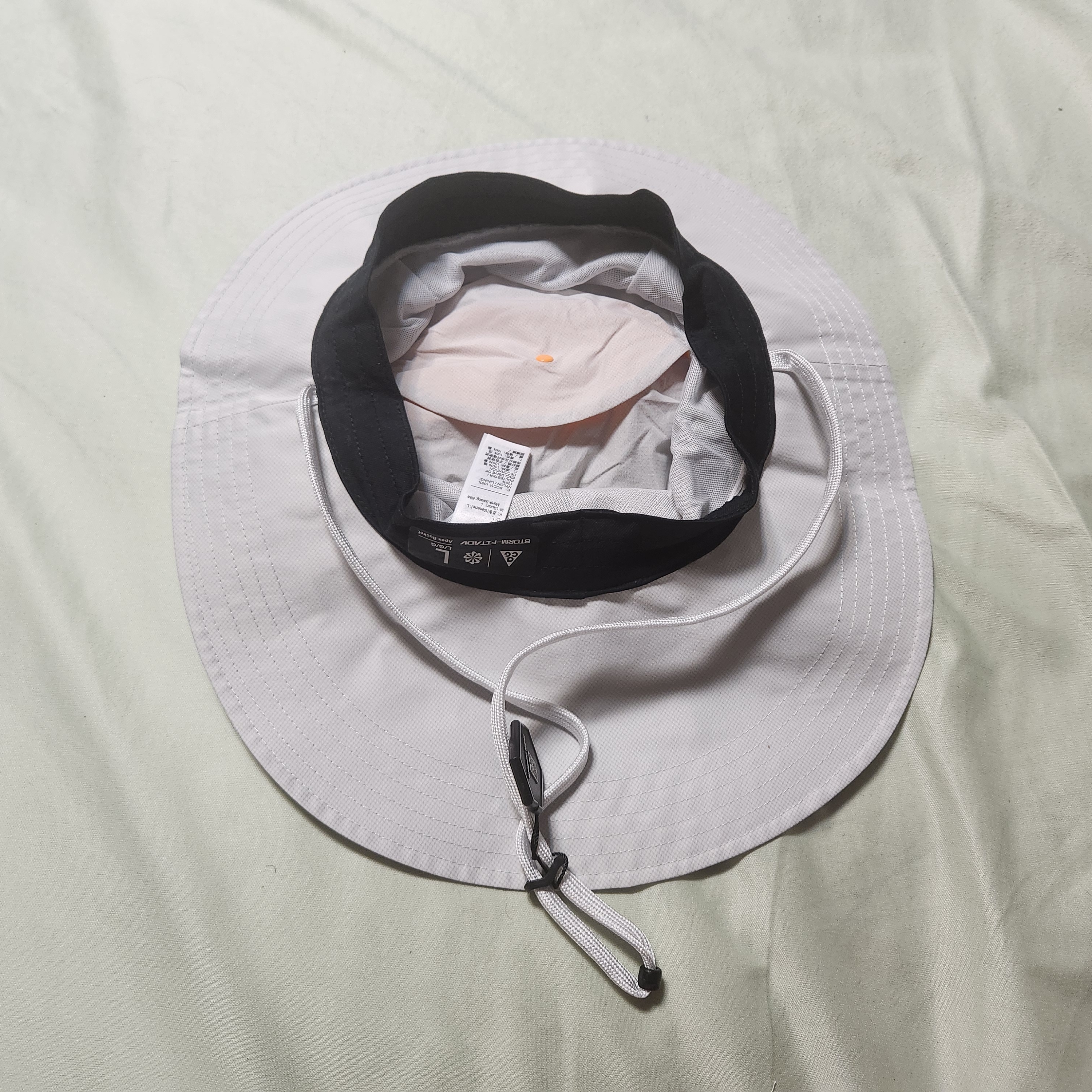 Nike ACG Apex Storm-Fit Bucket Hat Photon Dust 착용 스타일 - 4
