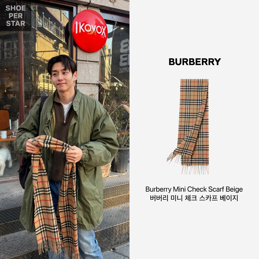 Burberry Mini Classic Vintage Check Cashmere Muffler Archive Beige 착용 스타일 - 2