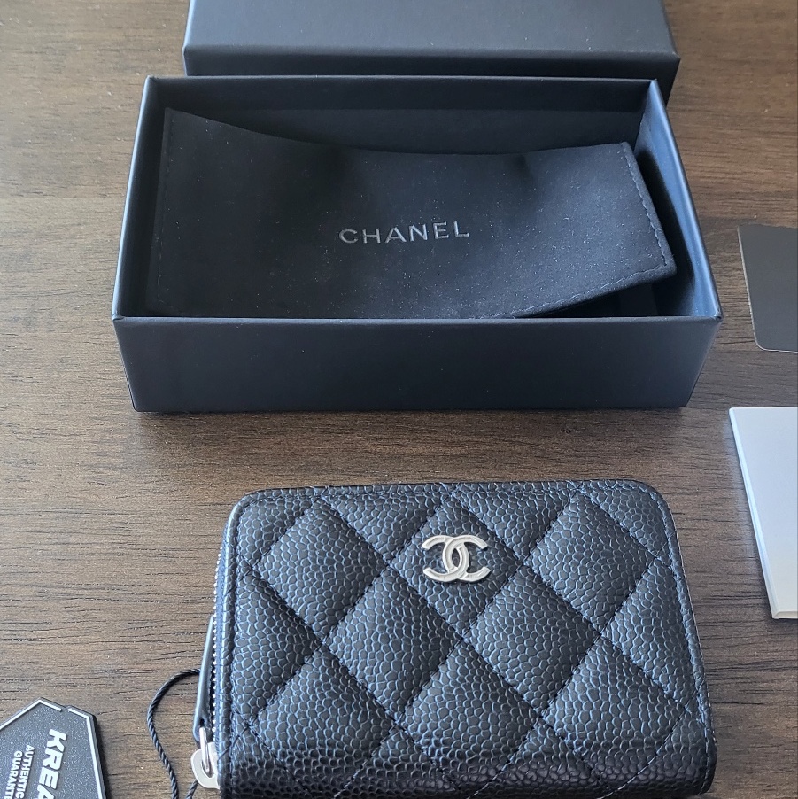 Chanel Classic Zipped Coin Purse Grained Calfskin & Silver Black 착용 스타일