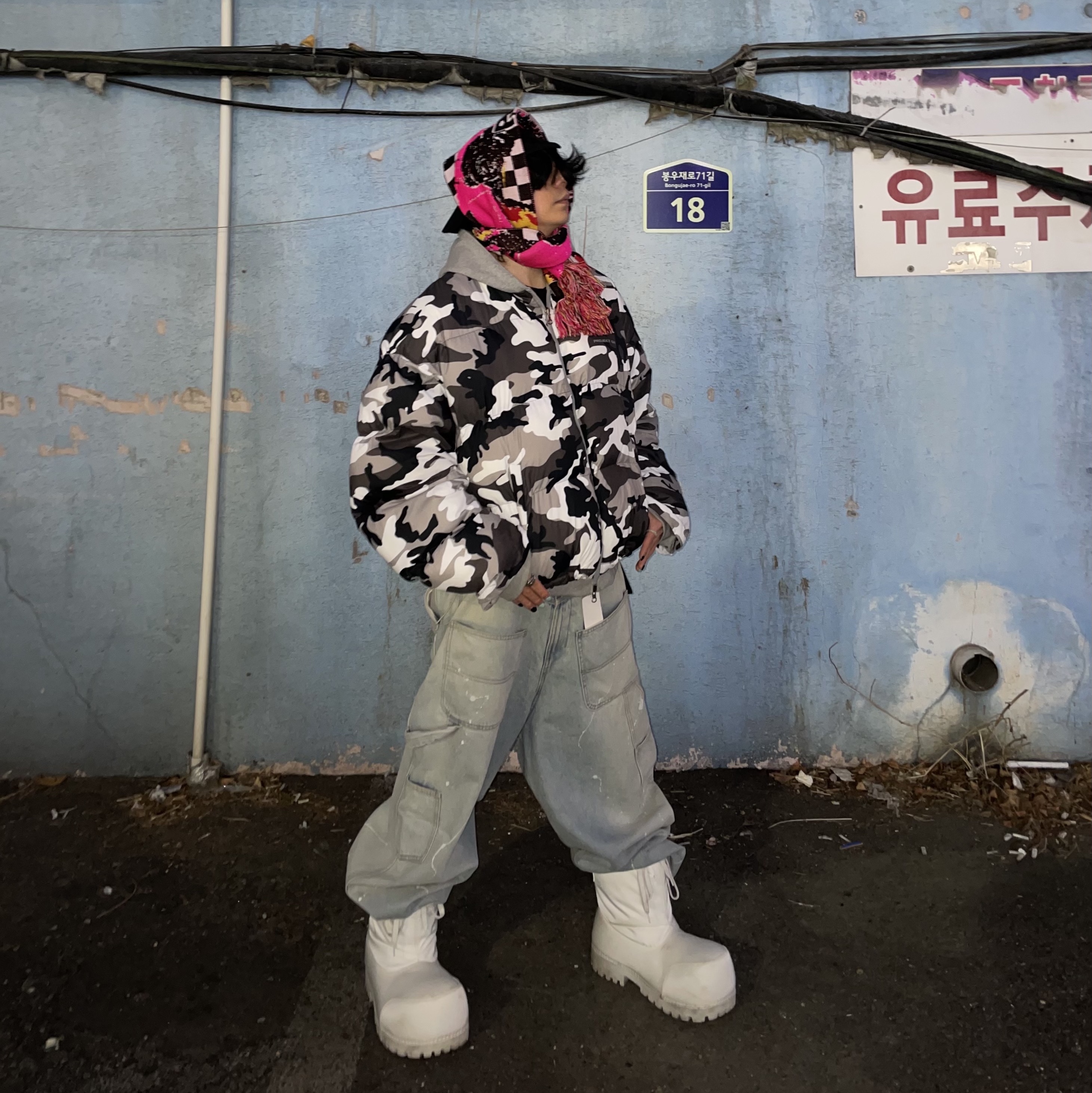 Project G/R Backward Carpenter Pants Blue, Project G/R Reversible Hooded Puffer Jacket Grey 착용 스타일 - 3