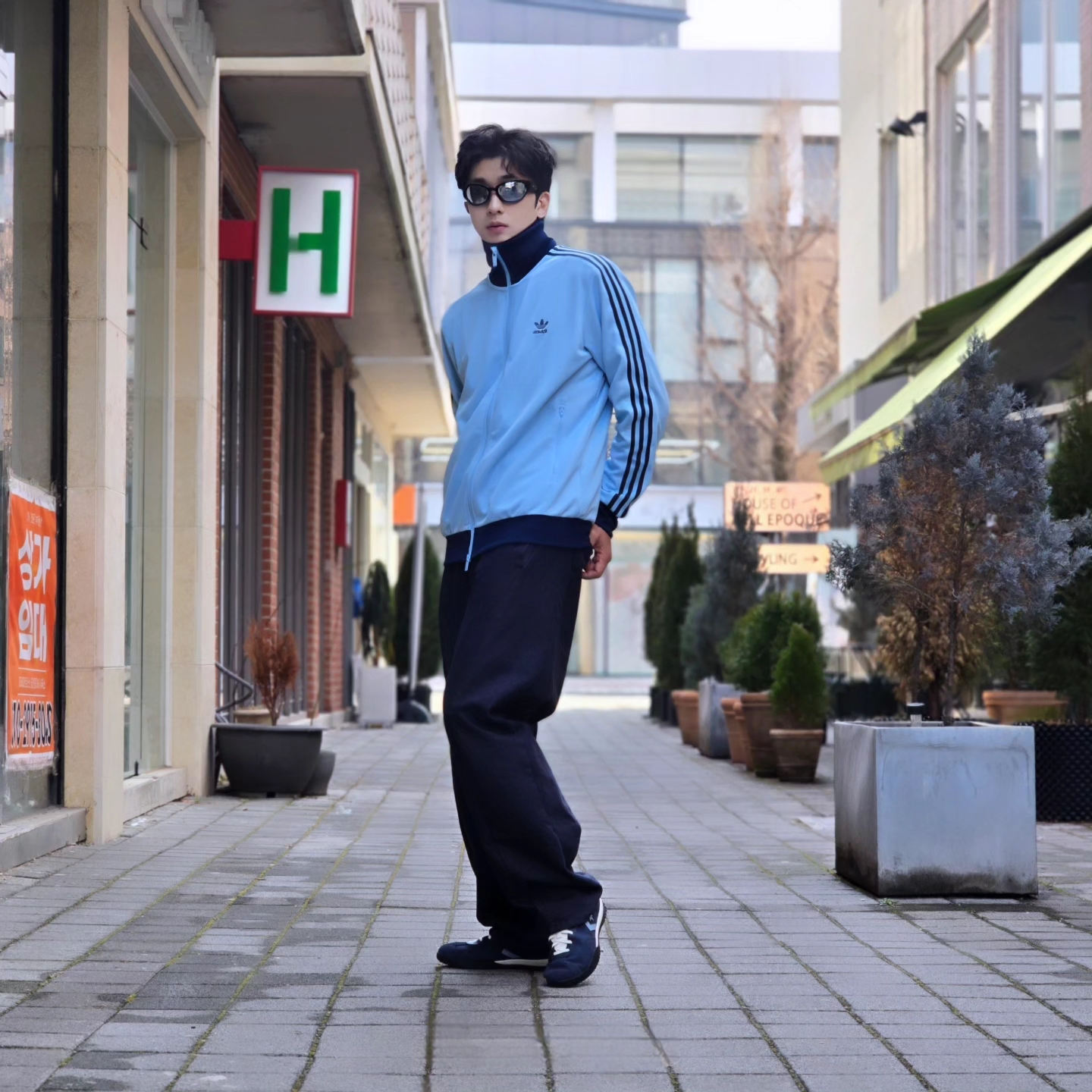 Adidas Adicolor Classic Beckenbauer Track Top Clear Sky Night Indigo - KR Sizing, Converse Run Star Trainer Retro Sport Azul 착용 스타일 - 1