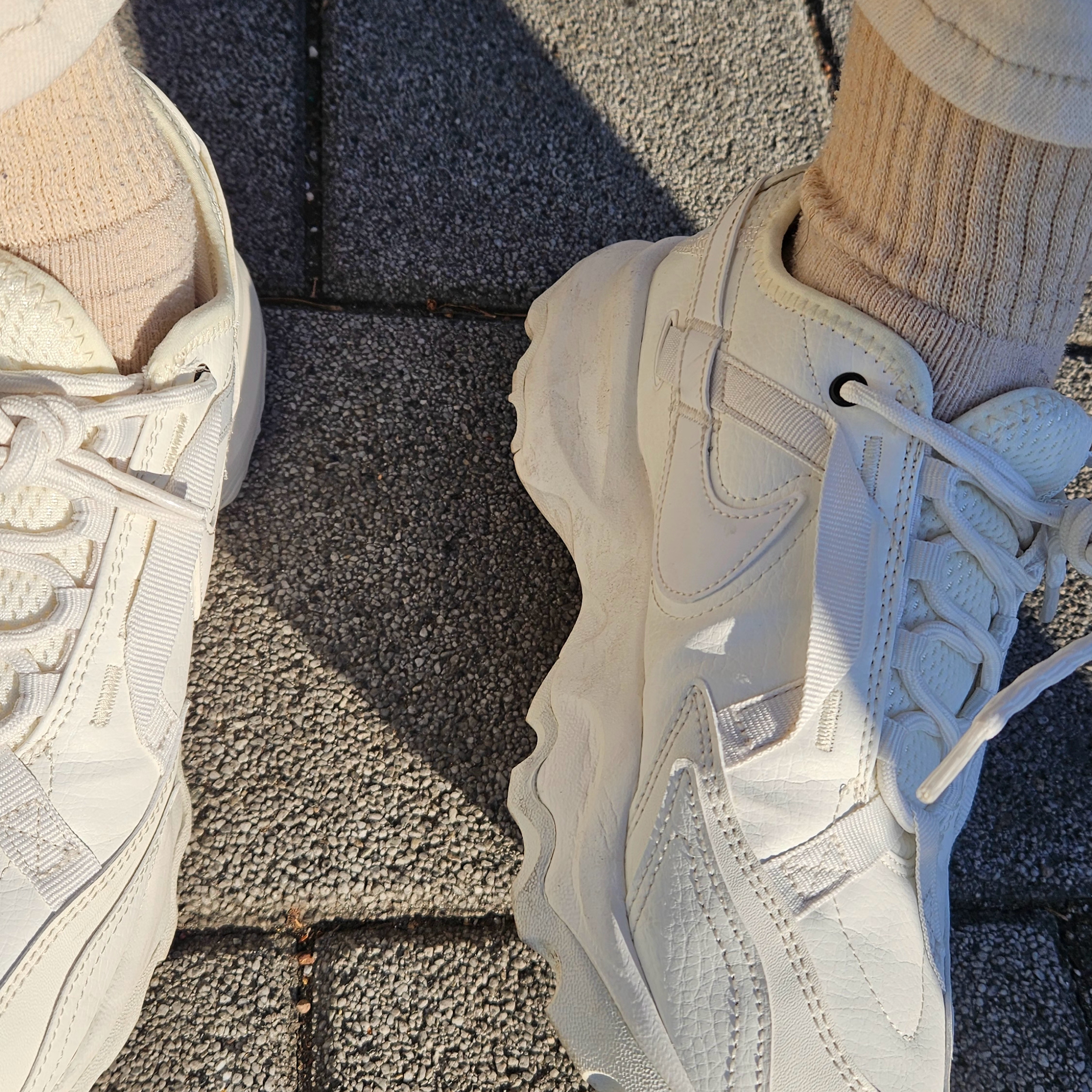 (W) Nike TC 7900 Summit White 착용 스타일 - 2