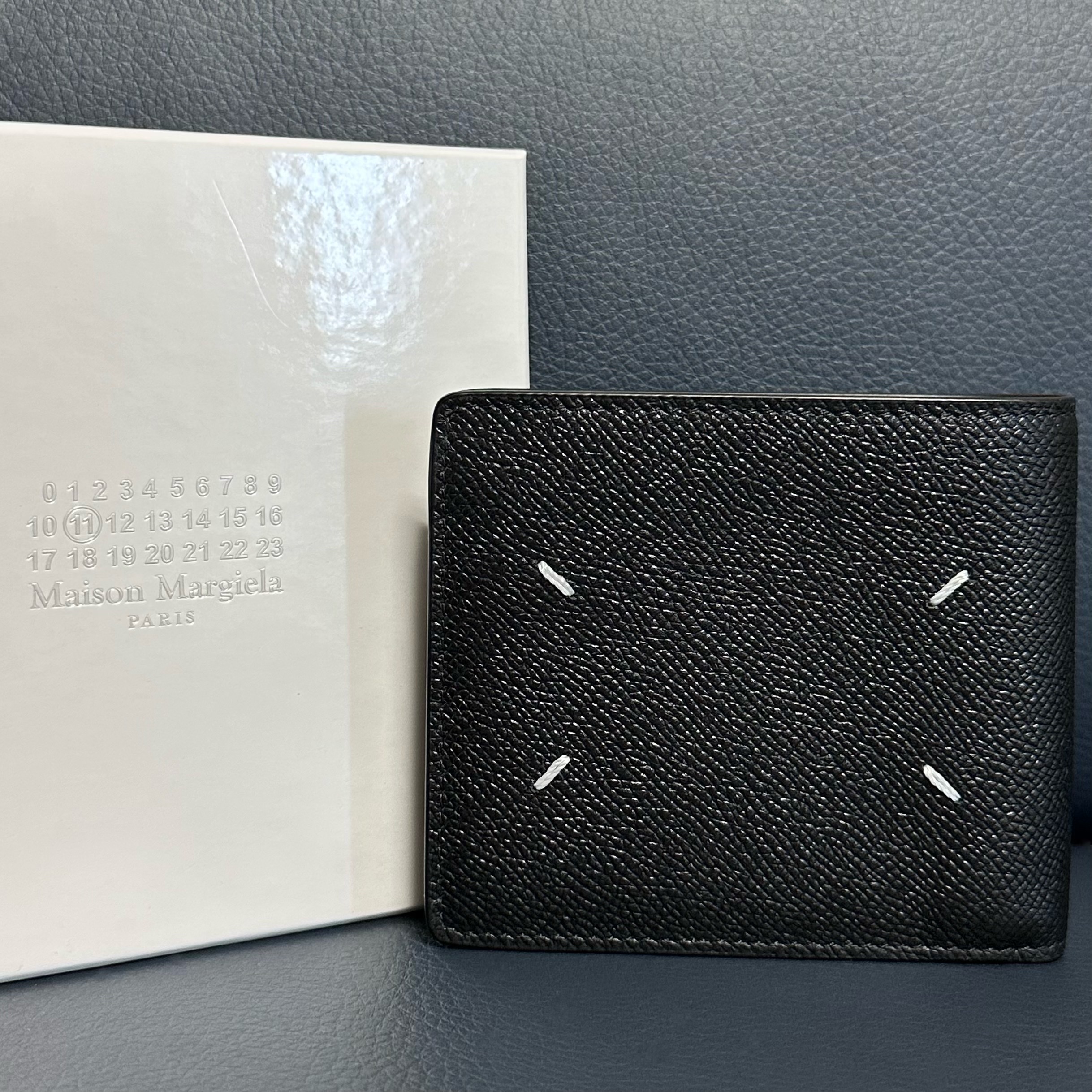 Maison Margiela Bovine Leather Bi-Fold Wallet Black 착용 스타일 - 1