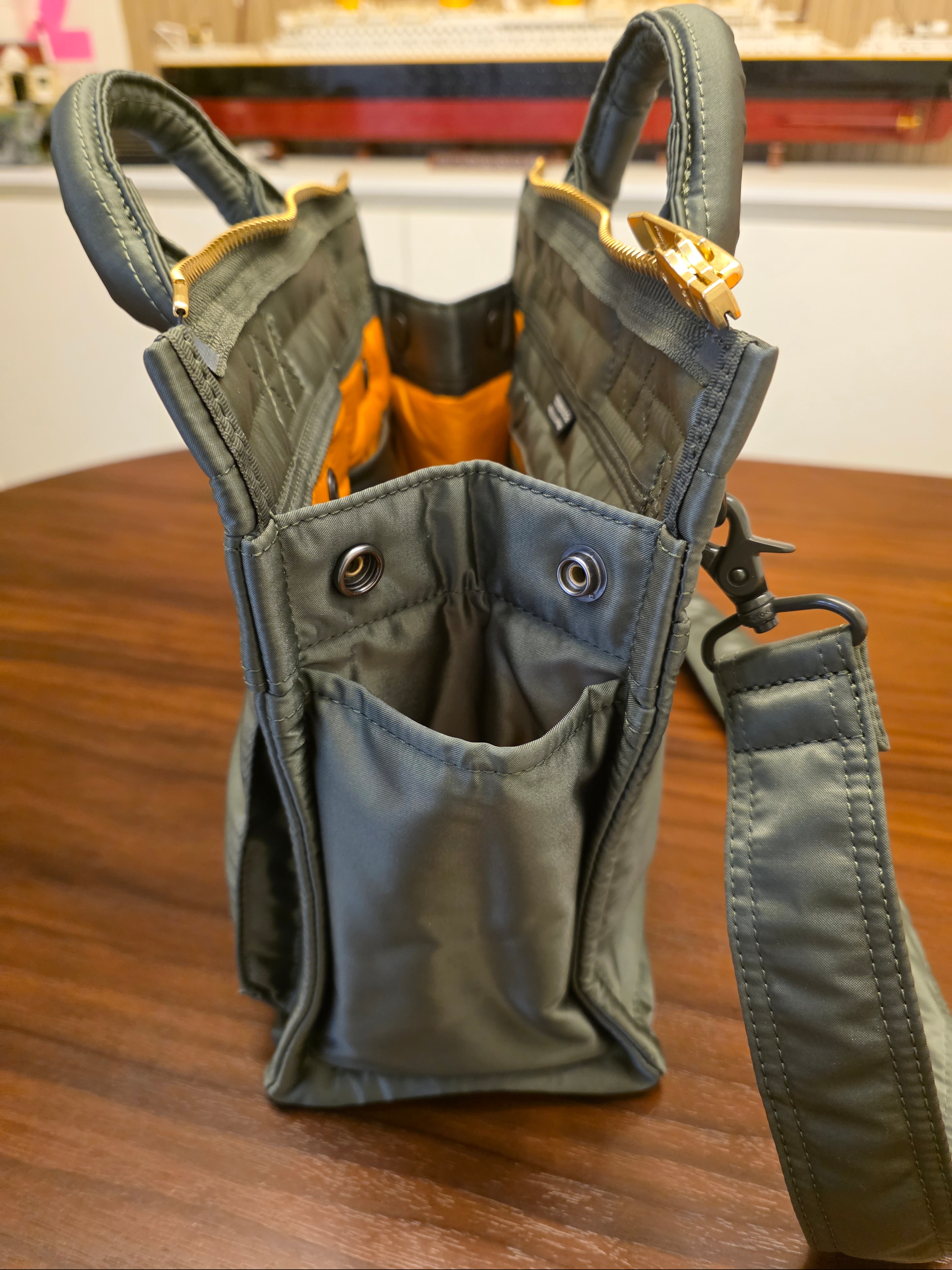 Porter All New Tanker Square Tote Bag Sage Green 착용 스타일 - 3
