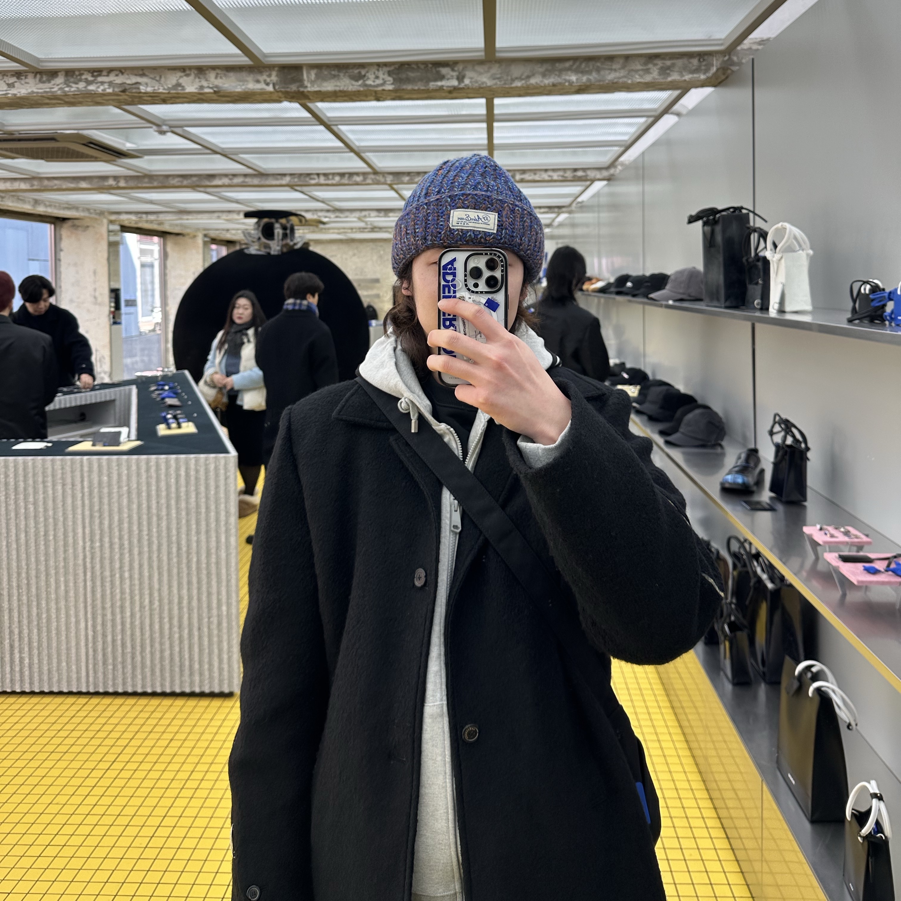 Ader Error Edin Coat Noir, Ader Error Stuck Product 93 Shoulder Bag Noir 착용 스타일 - 2
