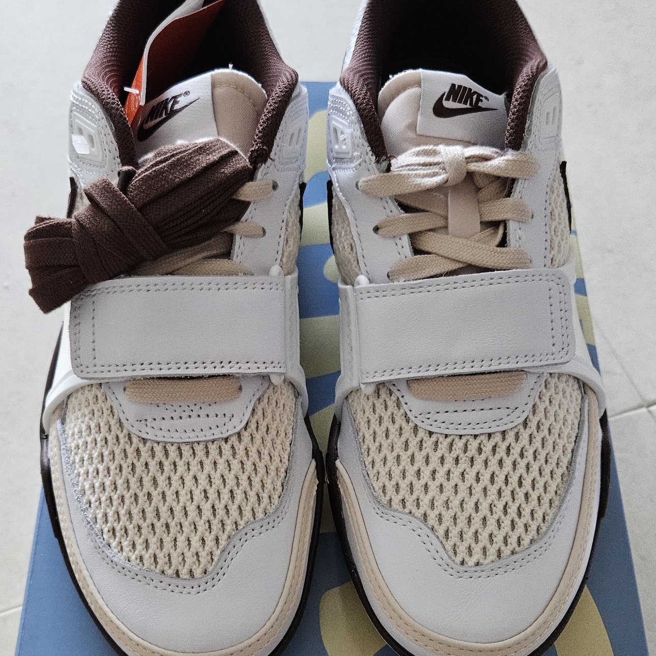 Nike x Travis Scott Zoom Field Jaxx White and Light Chocolate 착용 스타일 - 1