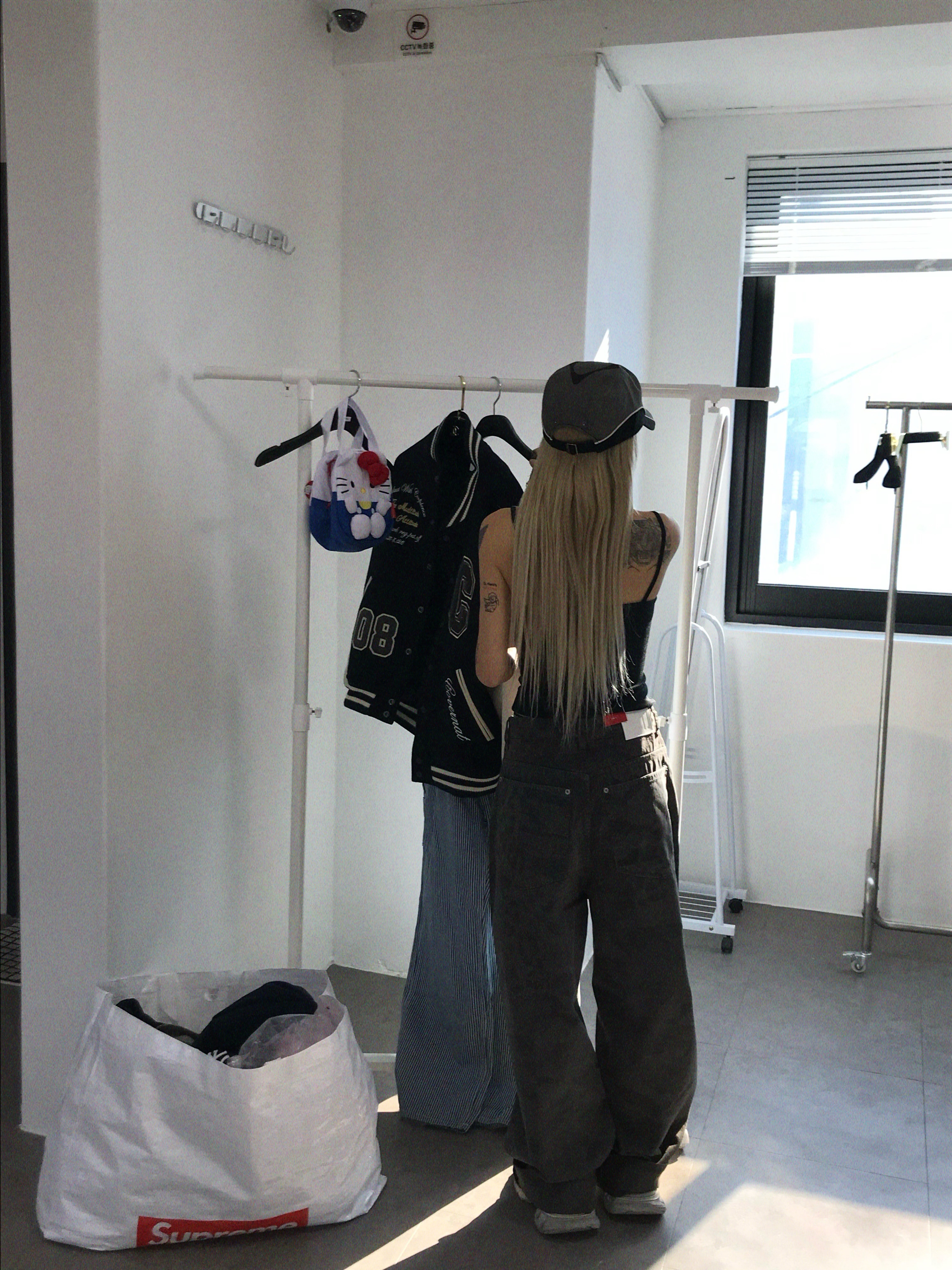 뉴에라 x 모마 뉴욕 양키즈 캡 네이비, 발렌시아가 3XL 스니커즈 라이트 베이지 착용 스타일
