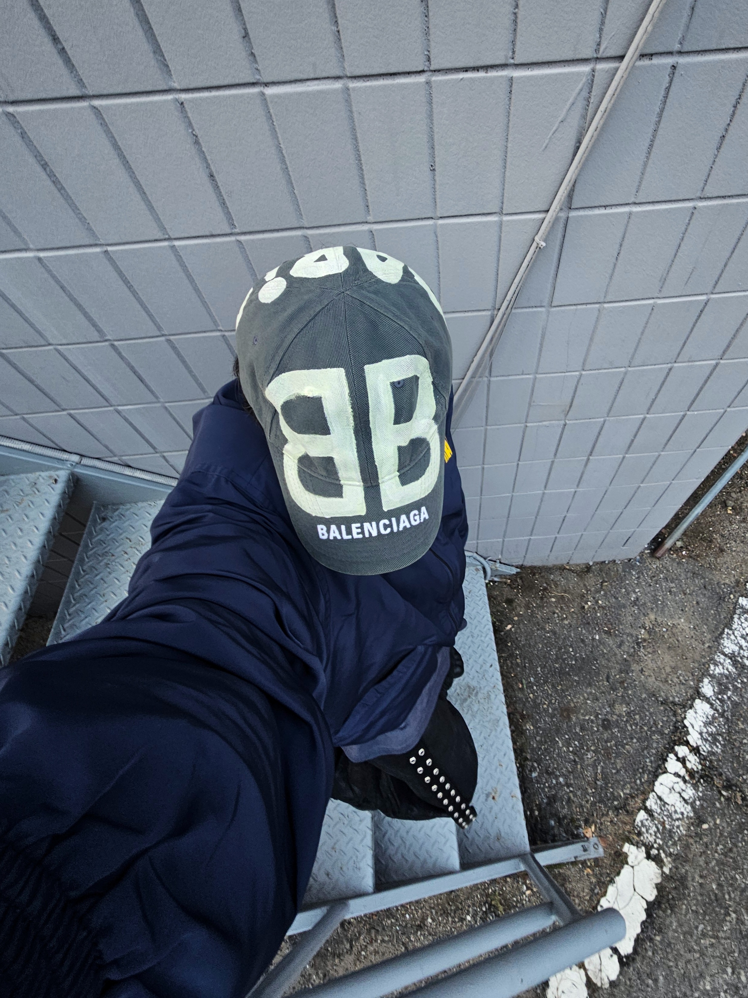 Balenciaga BB Sprayed Cap Grey 착용 스타일