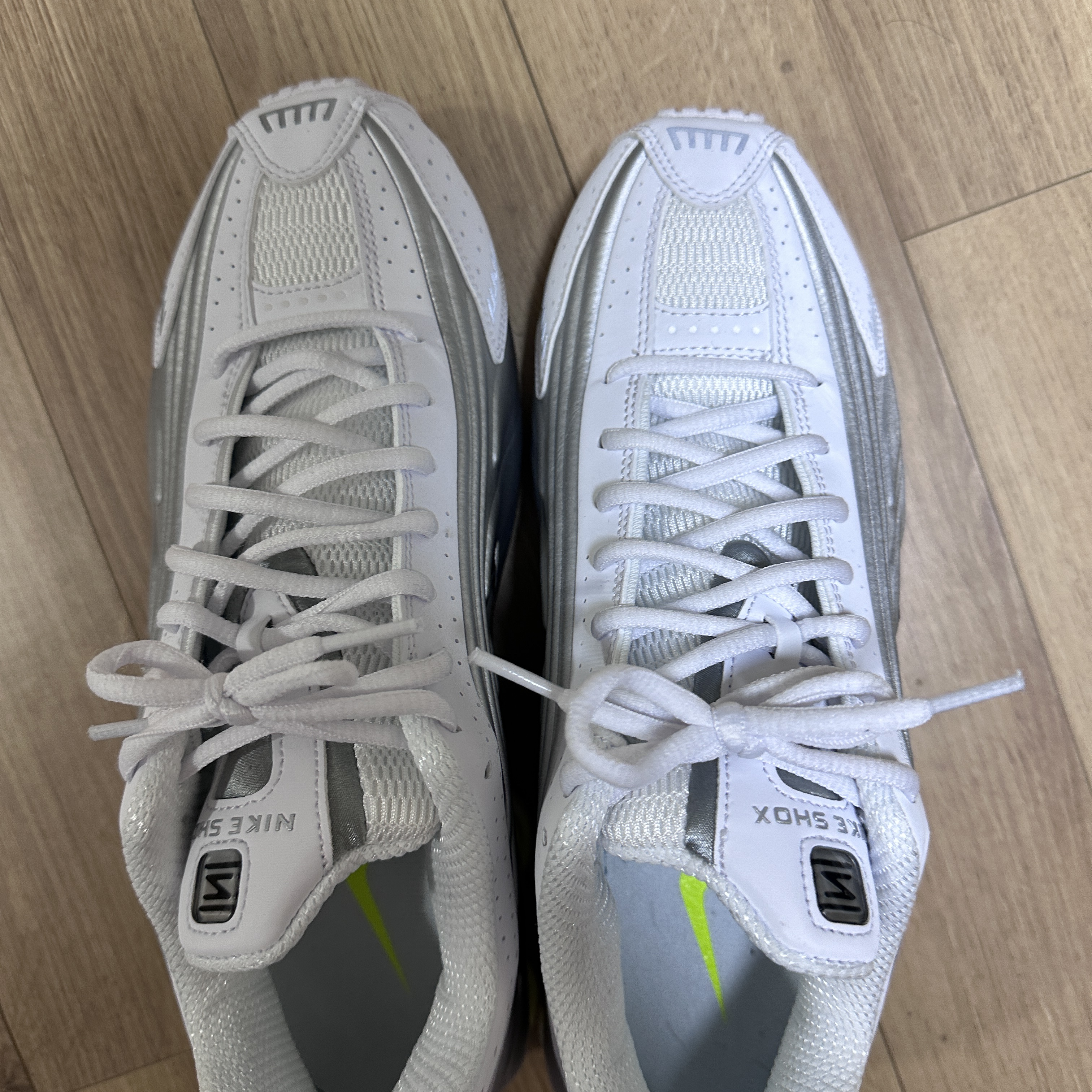 (W) Nike Shox R4 White Metallic Silver 착용 스타일 - 2