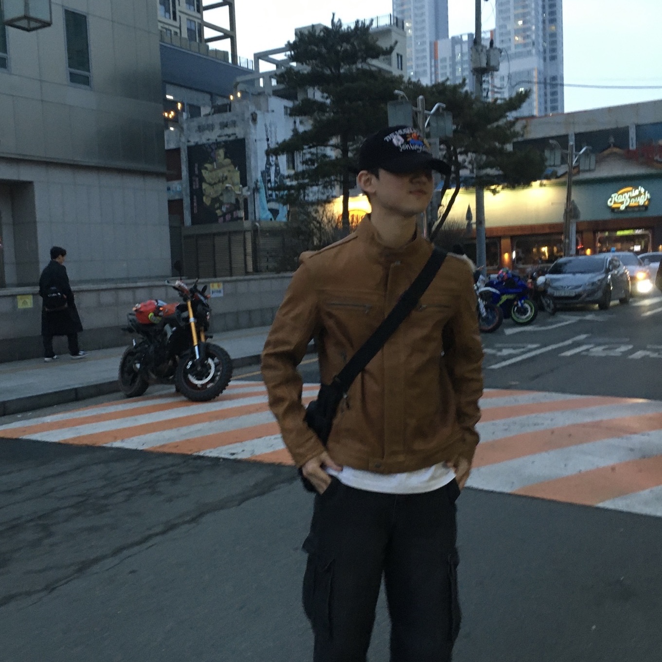 The Museum Visitor x Jon Burgerman Pinky Winky & Charlie Ball Cap Black, Uniqlo Multi Pocket Shoulder Bag Black 착용 스타일 - 2