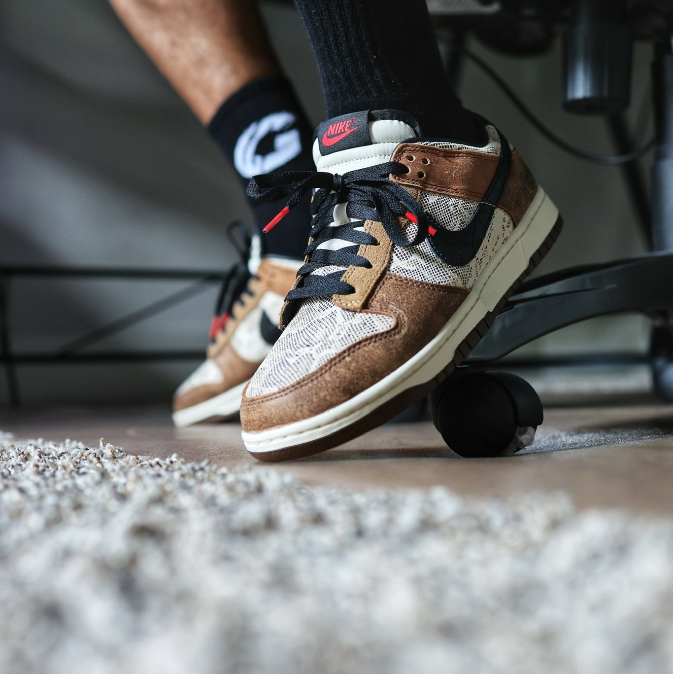 Nike Dunk Low PRM Head to Head 착용 스타일