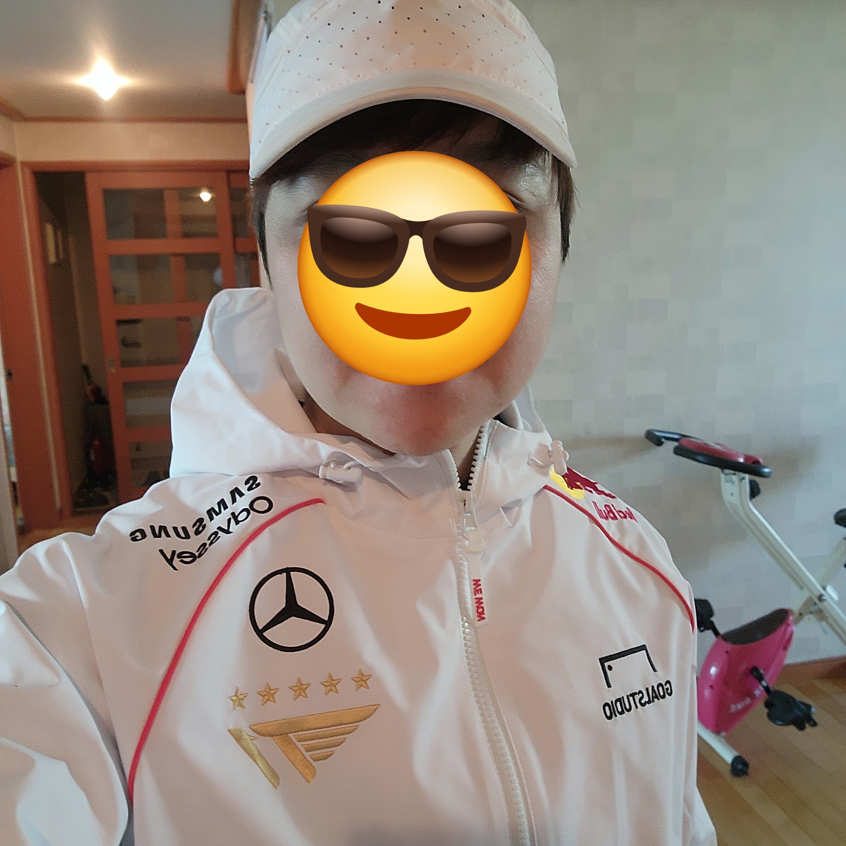T1 2024 Uniform World Champions Jacket White (Marking Ver.) 착용 스타일