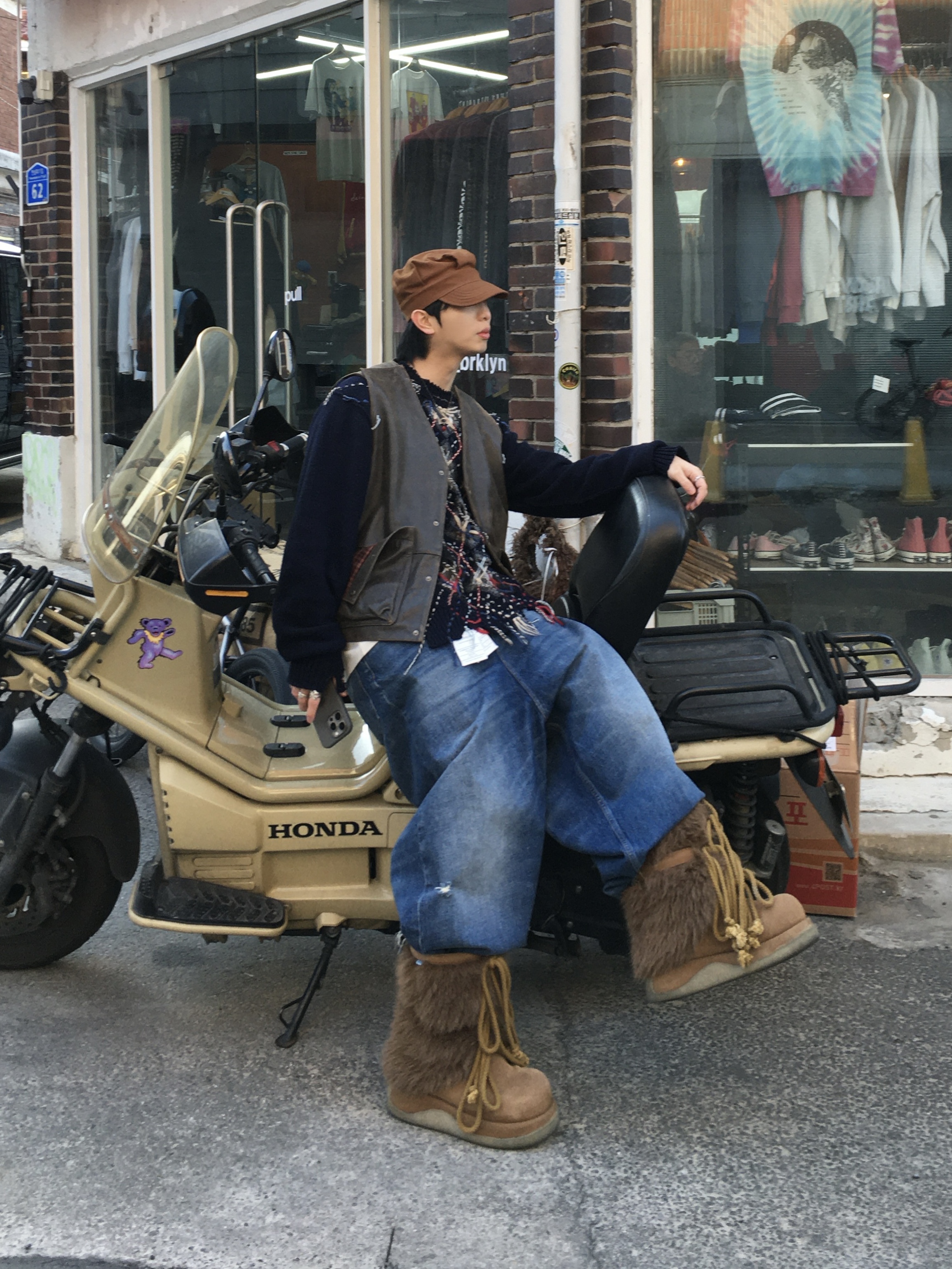 Human Made Duck Work Cap Brown, YIYAE Inside Out Leather Vest Brown 착용 스타일 - 3