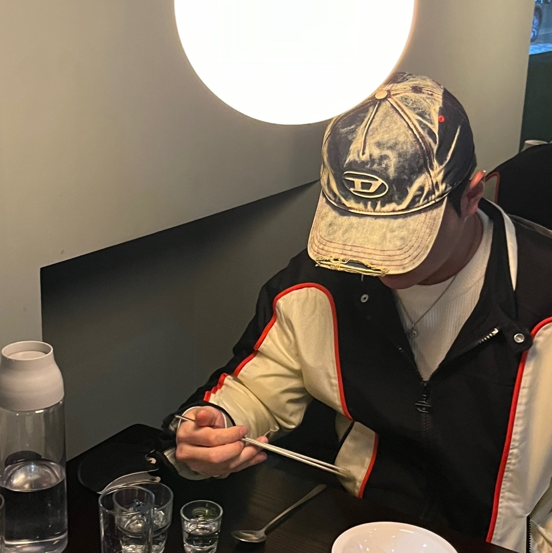 디젤 C-세이몬 트리티드 데님 베이스볼 캡 블루 화이트, 디젤 J-블링크 컬러블록 나일론 바이커 자켓 블랙 화이트 착용 스타일 - 1