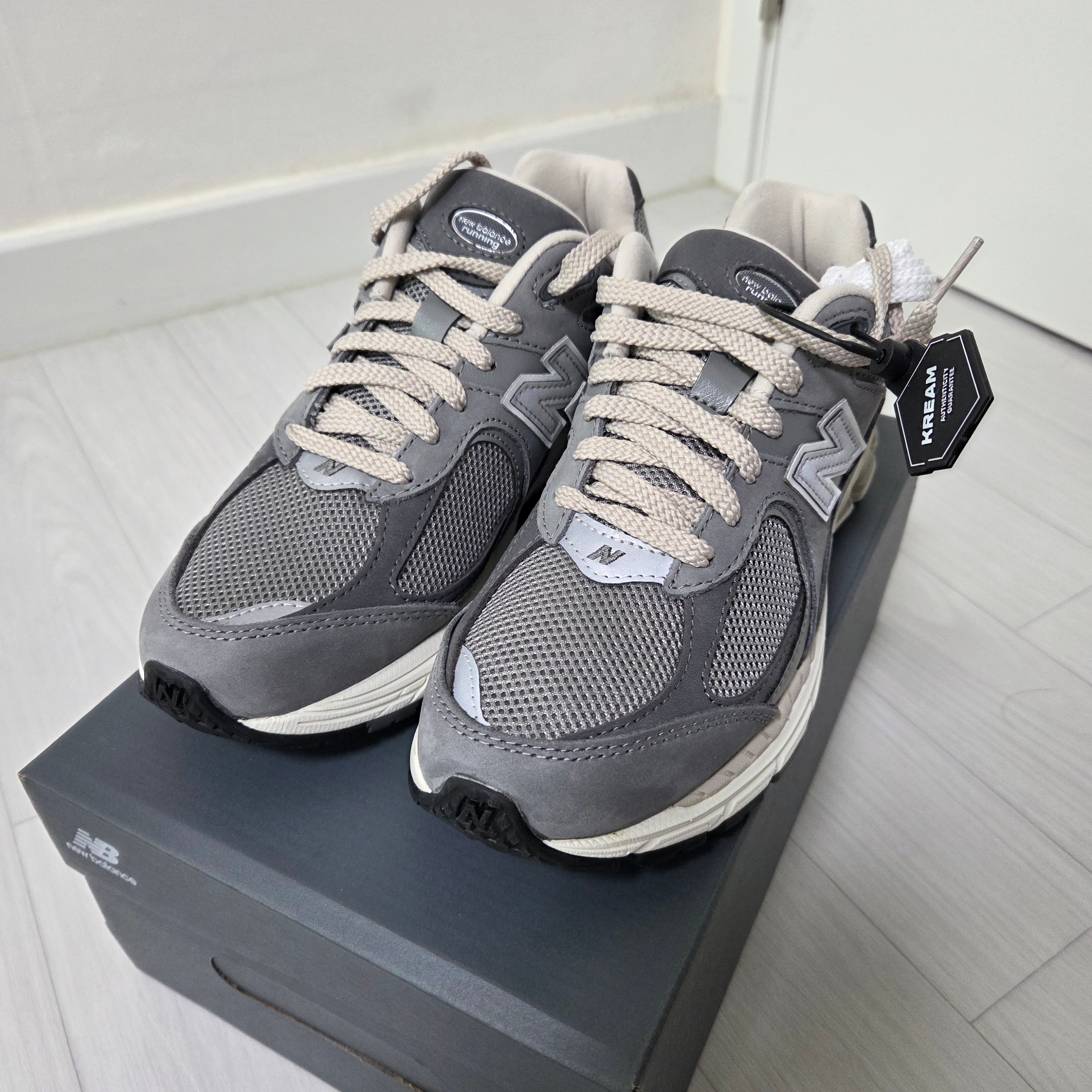 New Balance 2002R Premium Vintage Grey 착용 스타일