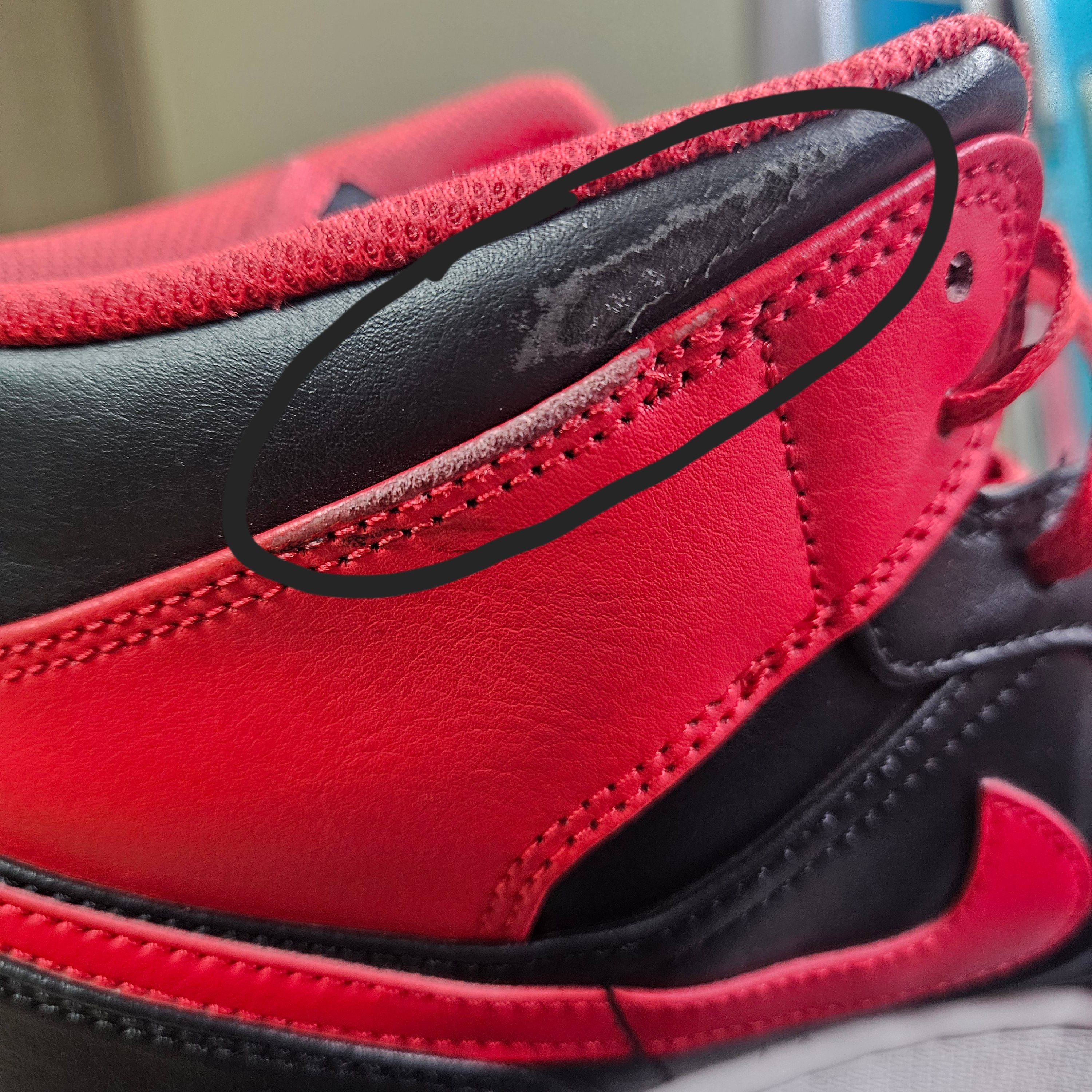 Jordan 1 Mid Black Fire Red 착용 스타일 - 2