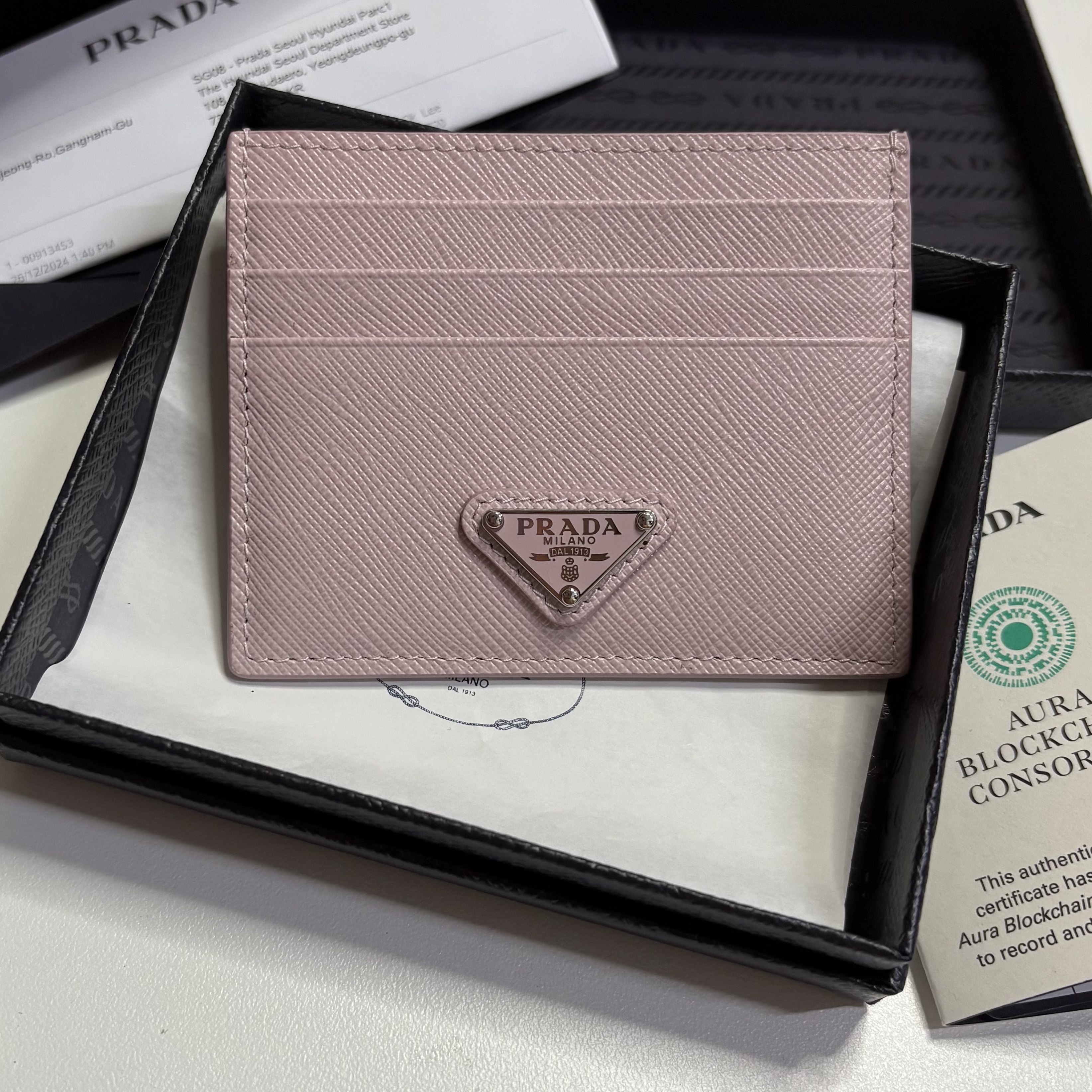 Prada Saffiano Leather Triangle Logo Card Holder Alabaster 착용 스타일