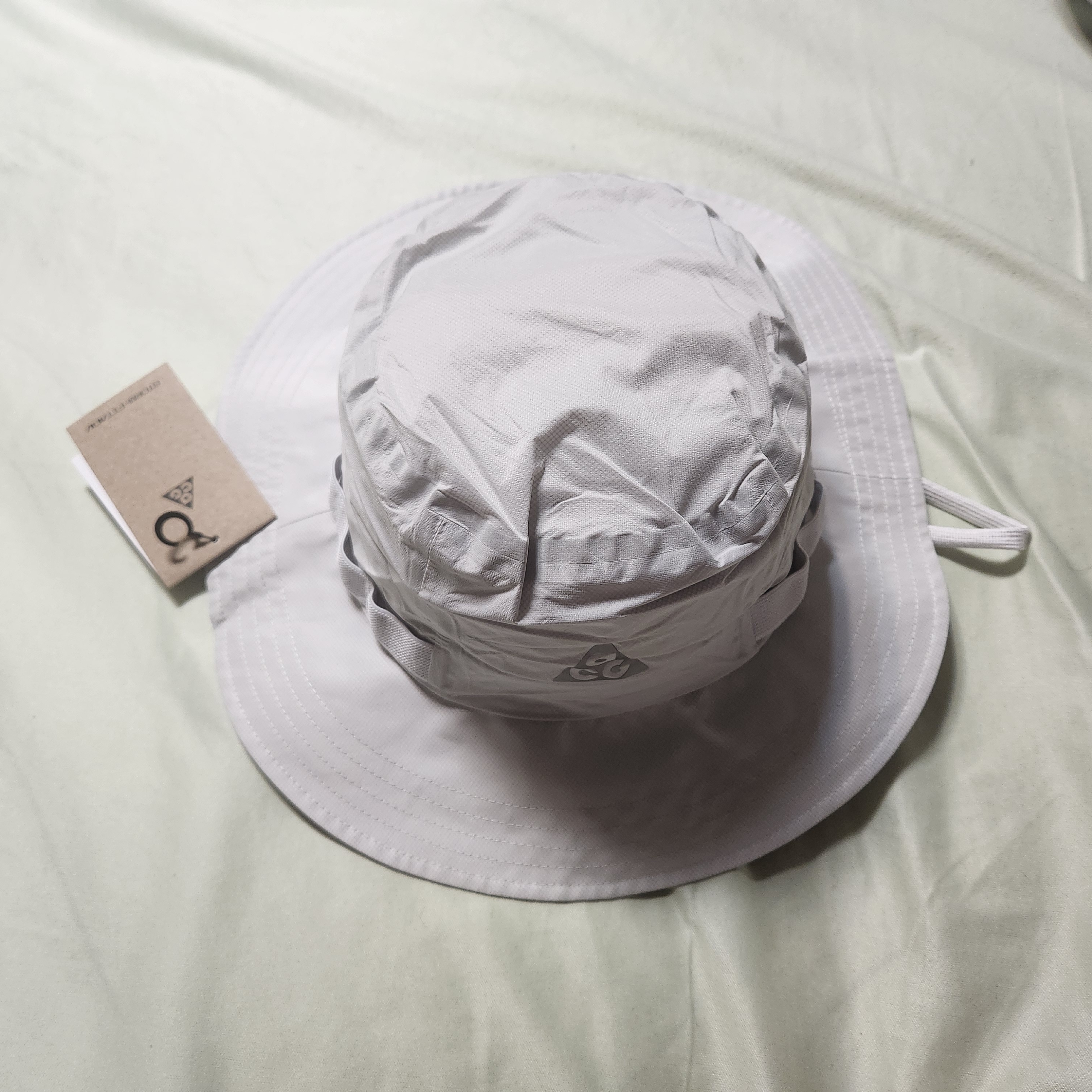 Nike ACG Apex Storm-Fit Bucket Hat Photon Dust 착용 스타일 - 2