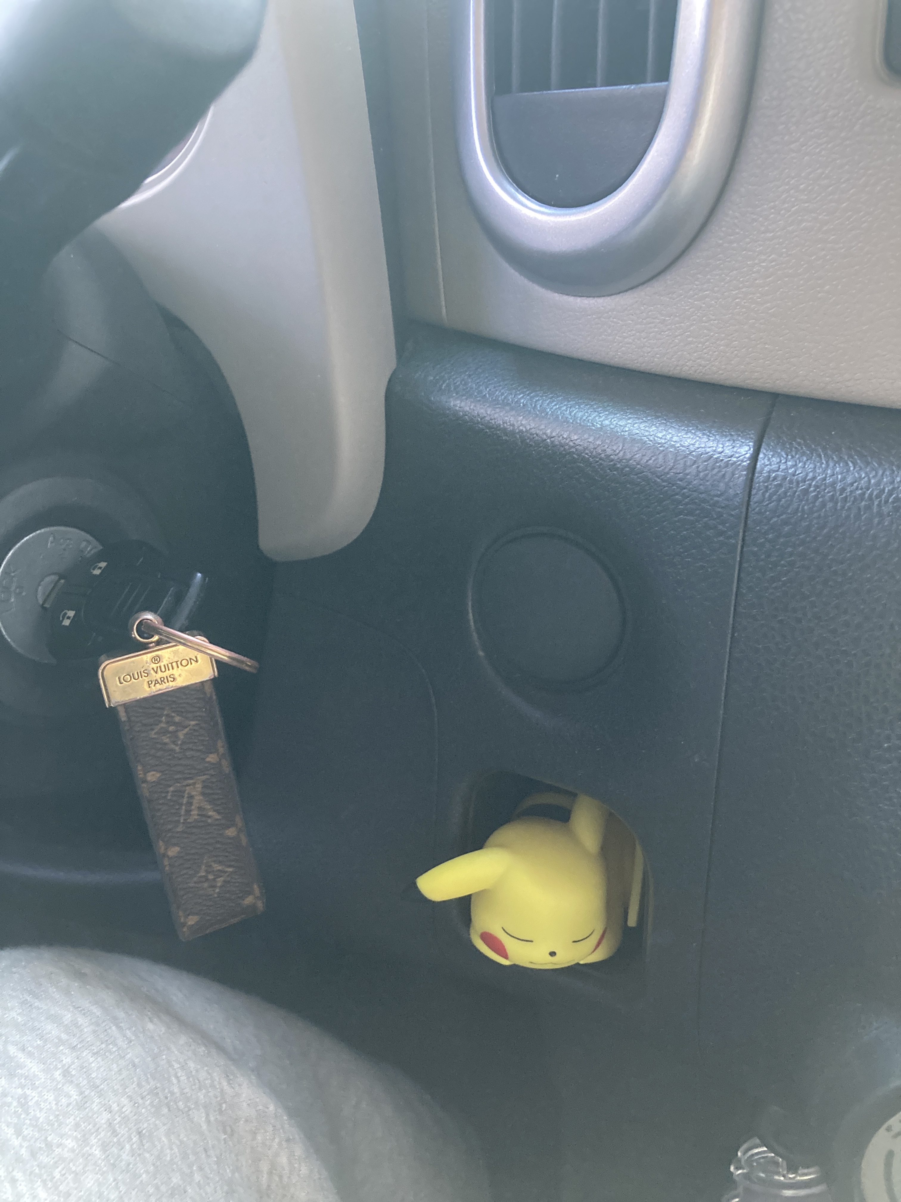 Louis Vuitton Dragonne Key Holder Monogram 착용 스타일