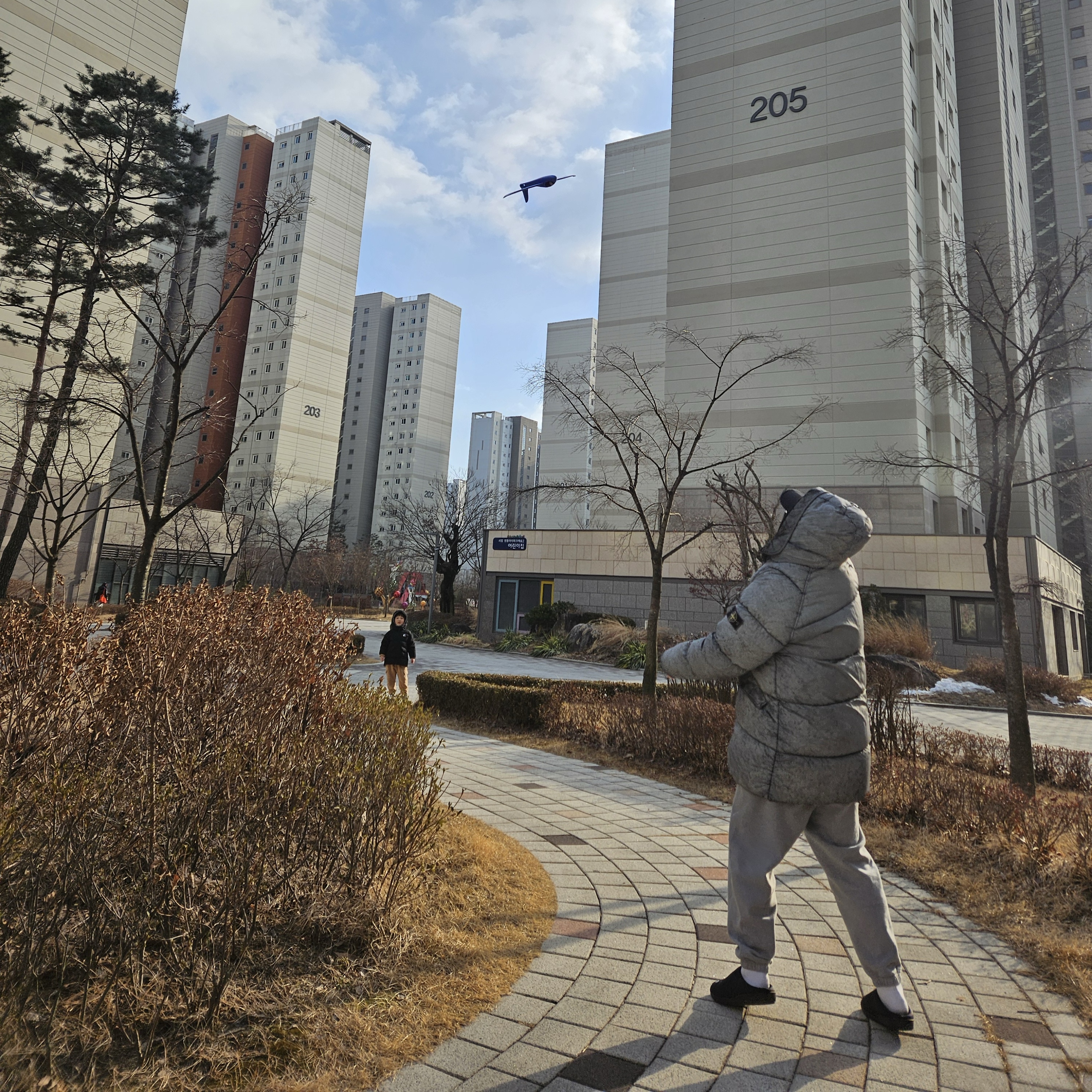 스부 x 난가 x 프라그먼트 윈터 샌들 블랙, 나이키 NRG 솔로 스우시 플리스 팬츠 다크 그레이 헤더 - 아시아 착용 스타일 - 2