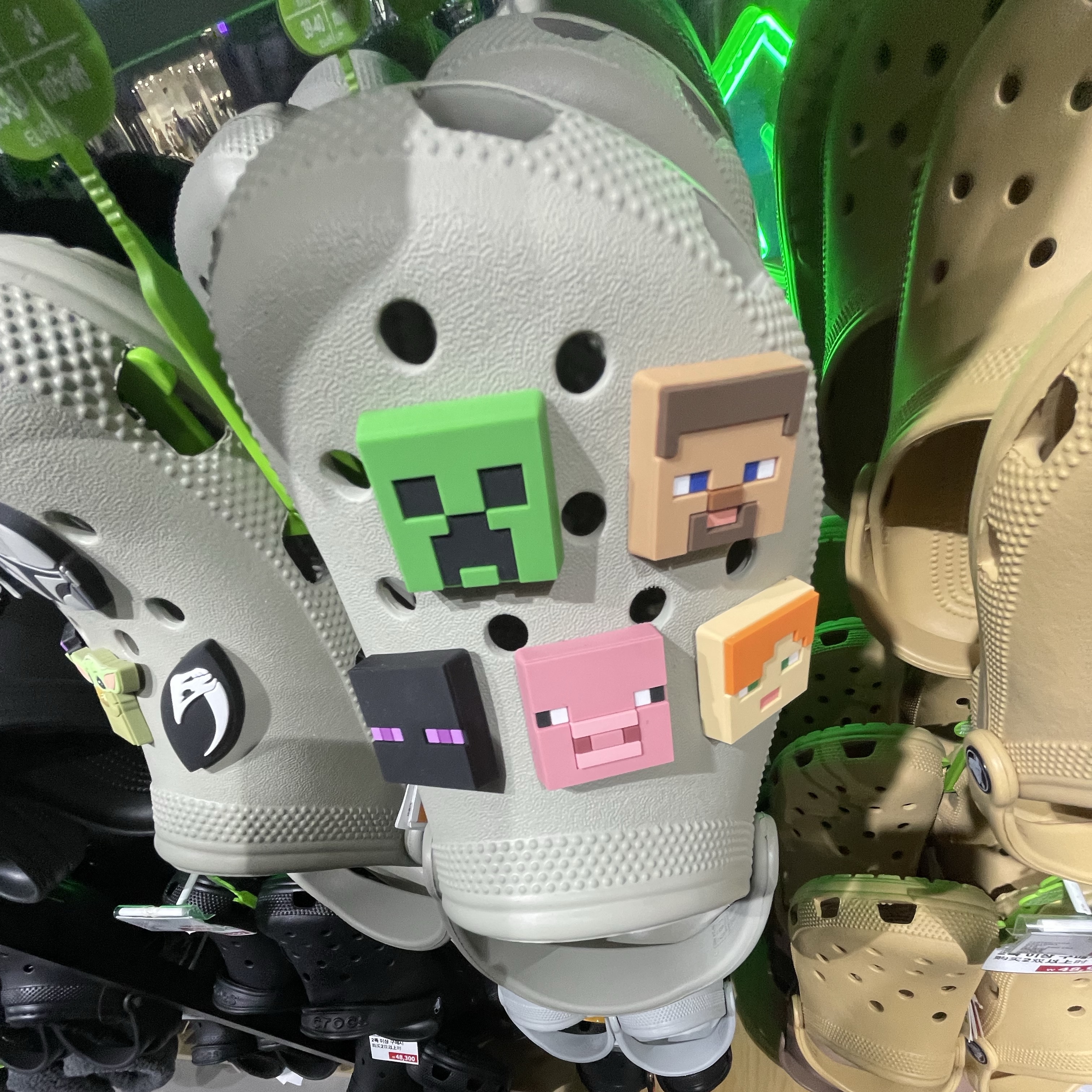 Crocs x Minecraft Elevated Clog Multi 착용 스타일