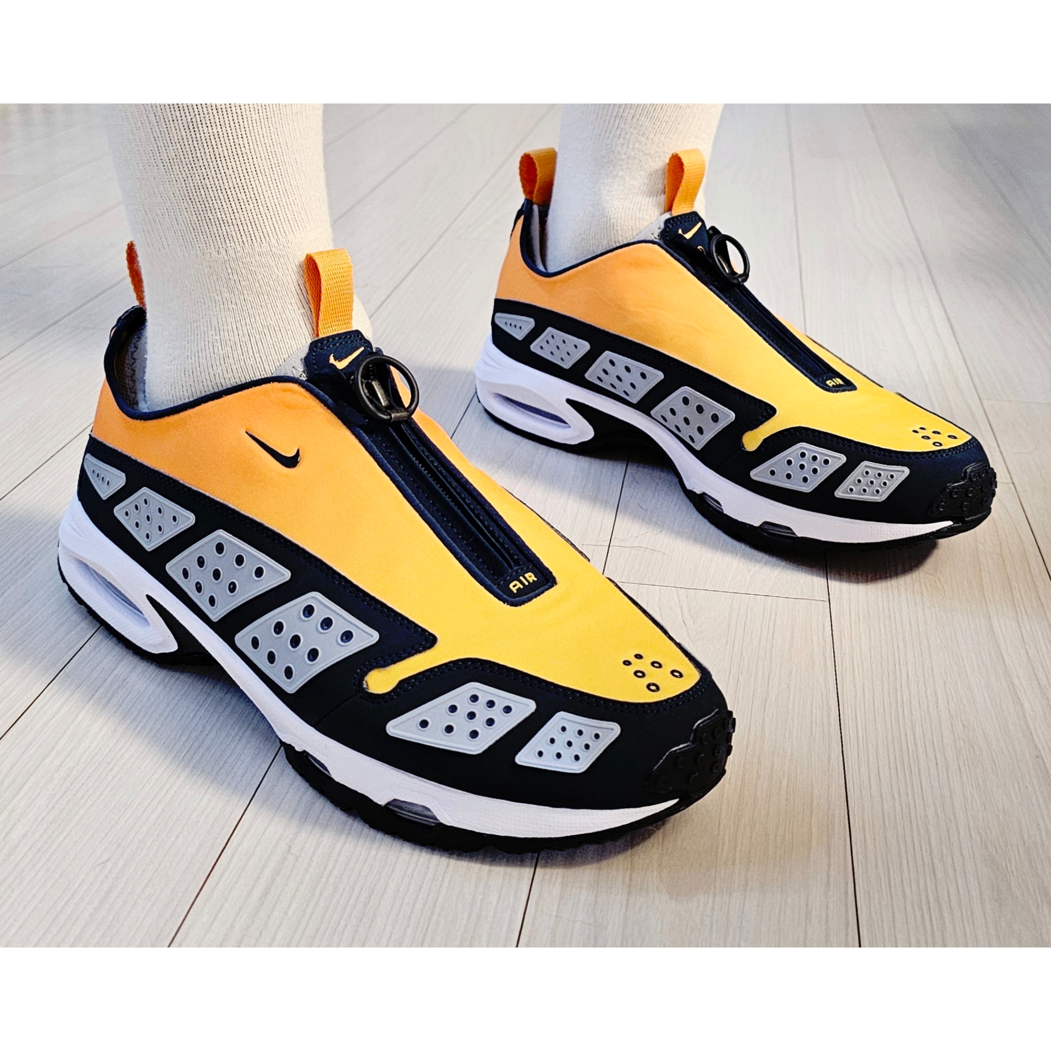 (W) Nike Air Max SNDR Canyon Gold and Deep Ocean 착용 스타일 - 1