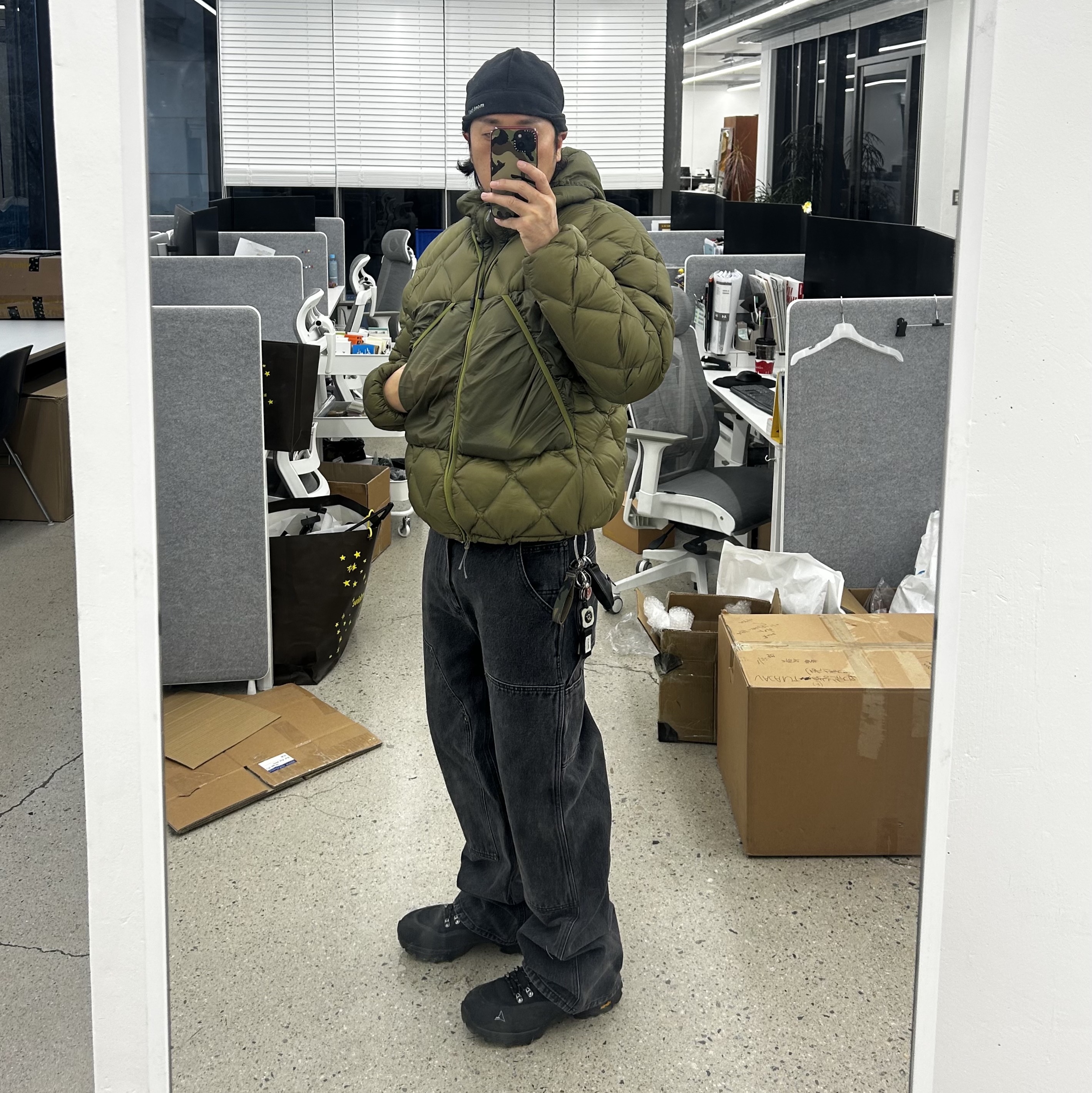 Roa Light Down Jacket Olive Branch, Roa Andreas Strap Boots Black 착용 스타일 - 1