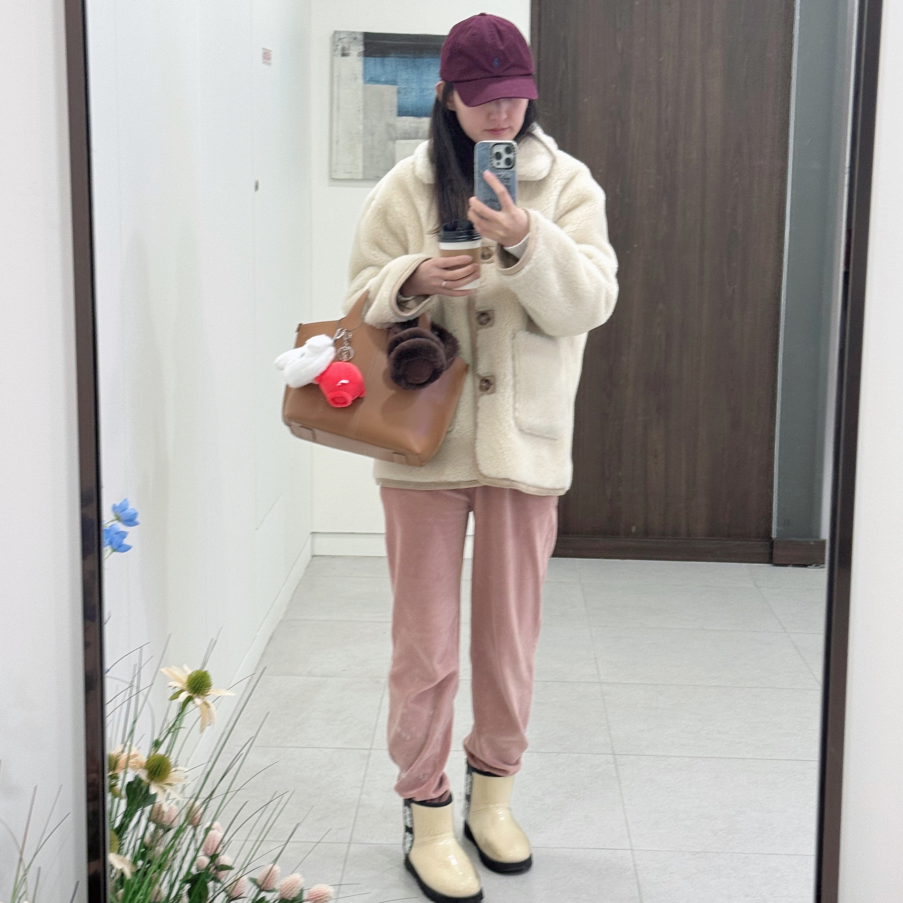 (W) UGG Embroidered Logo Earmuff Burnt Cedar, (W) UGG Classic Clear Mini Boots Natural Black 착용 스타일