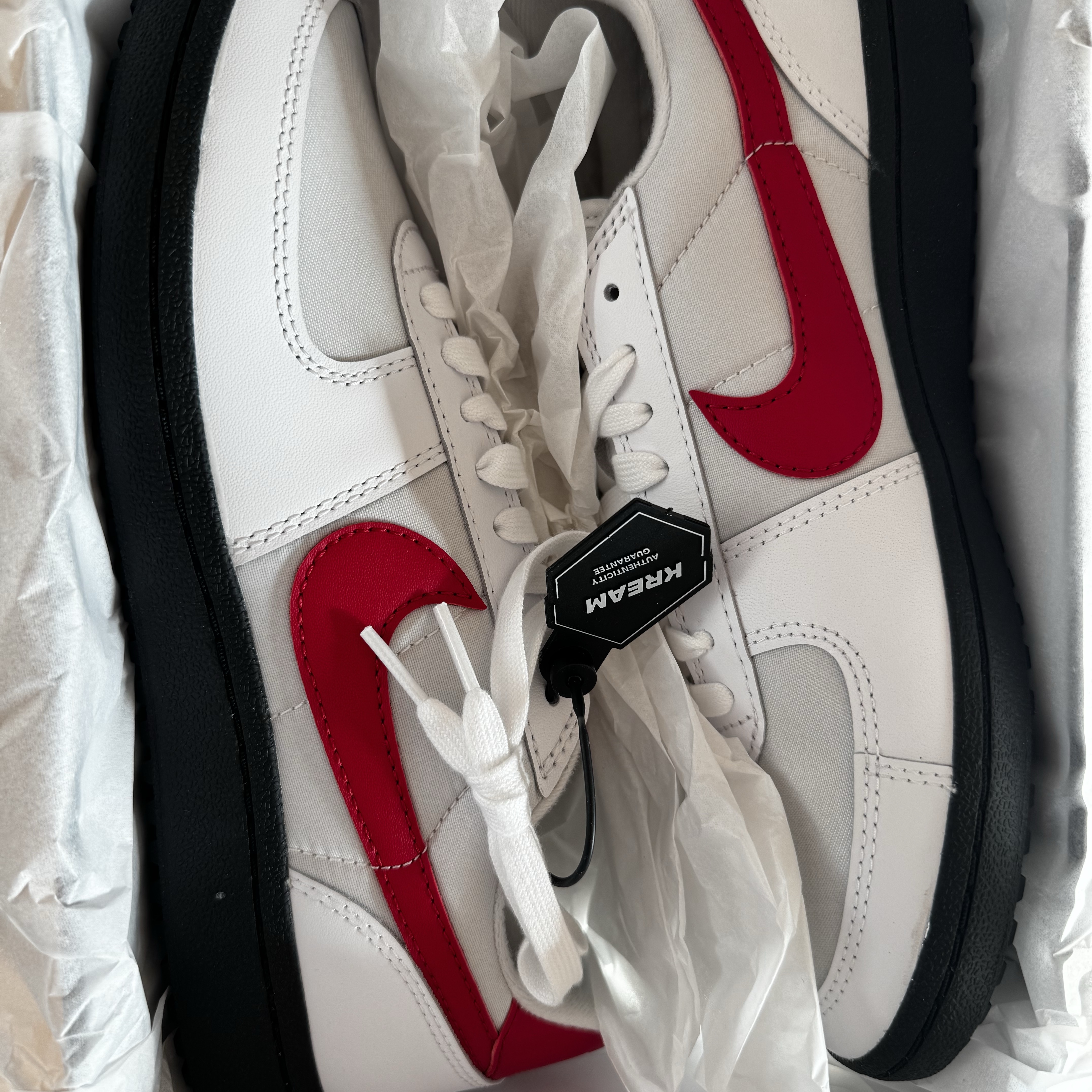 Nike Field General 82 SP White and Varsity Red 착용 스타일