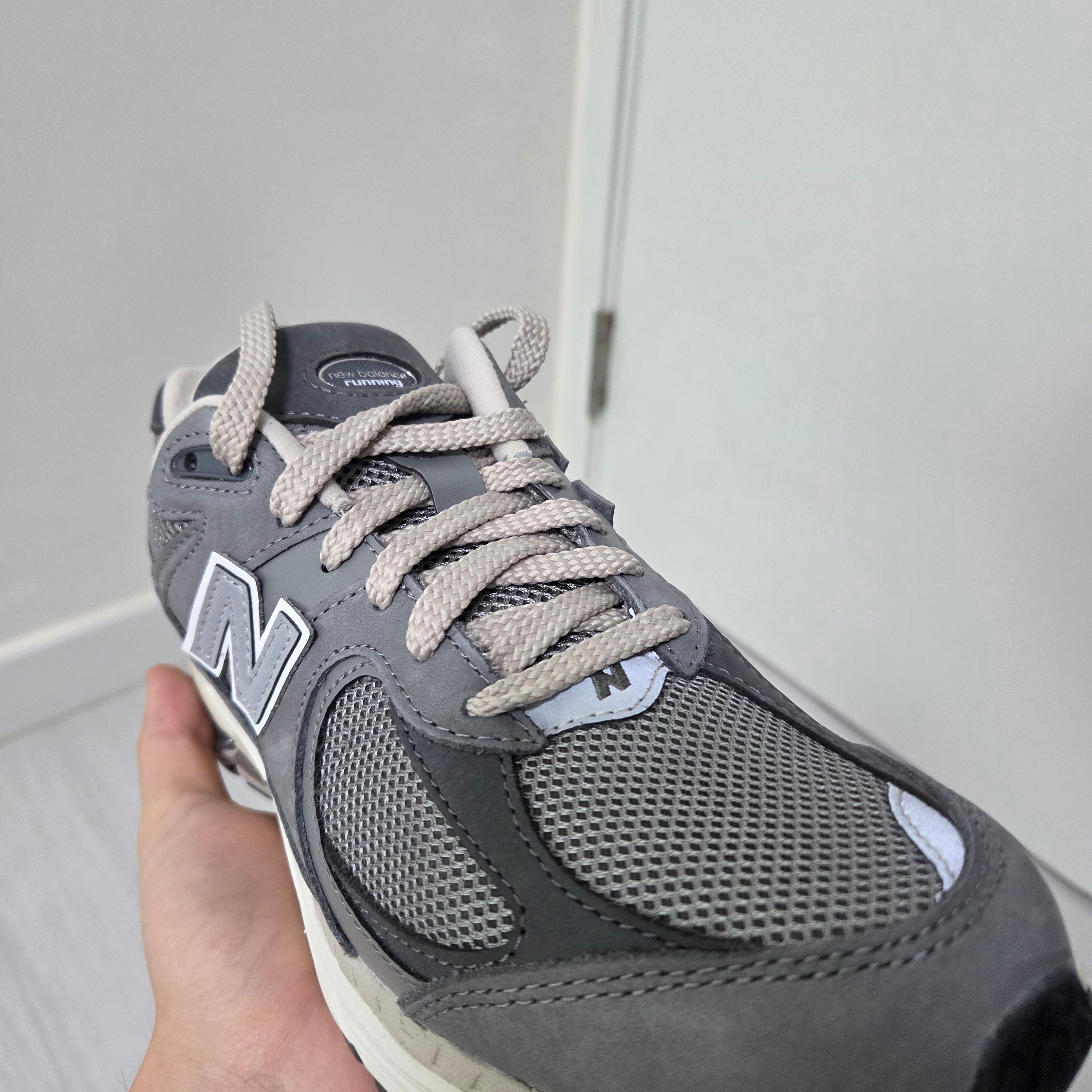 New Balance 2002R Premium Vintage Grey 착용 스타일