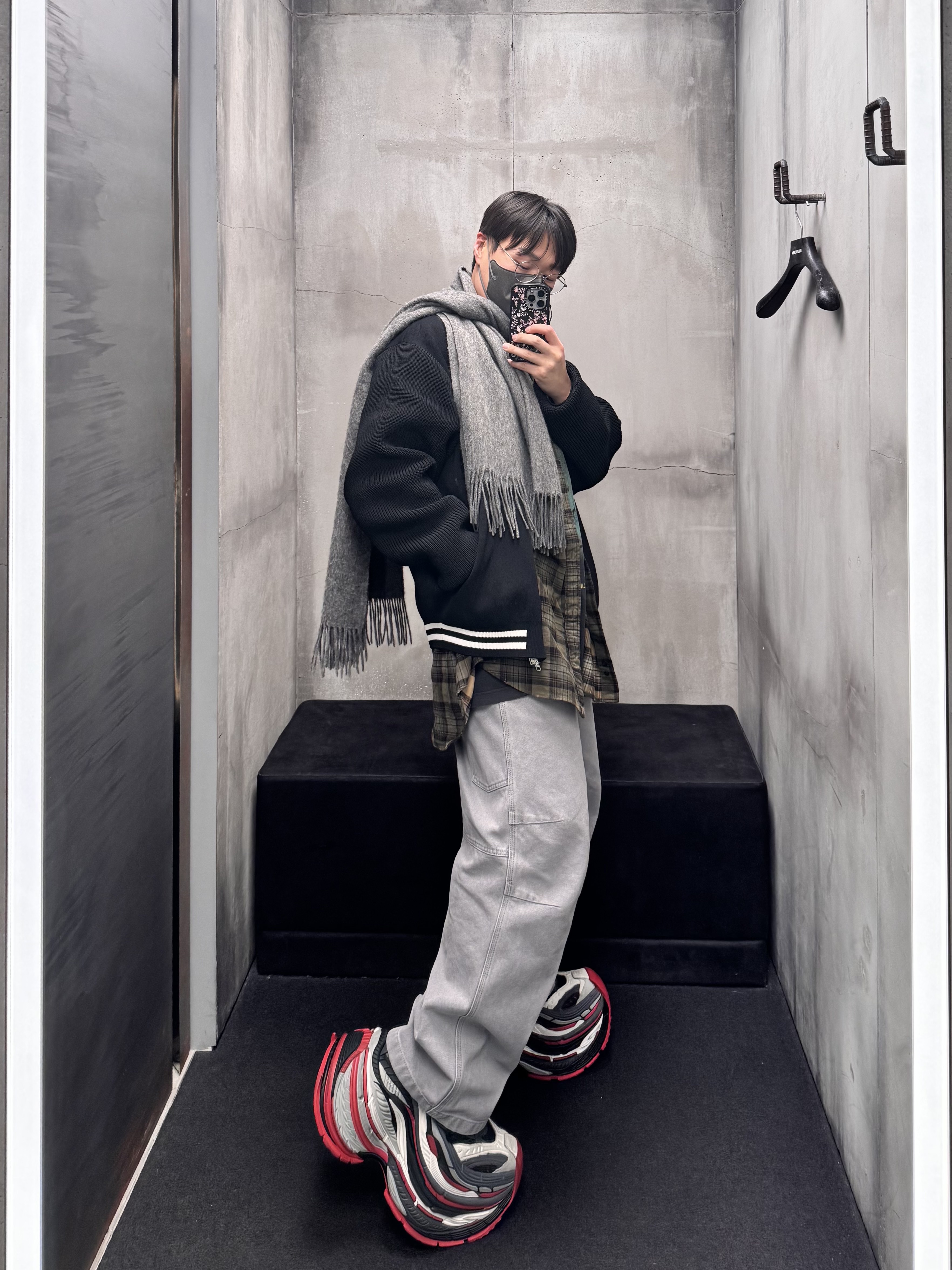 발렌시아가 파리 리버티 레이어드 오버사이즈 셔츠 다크 그린, 우영미 3D 와이드 데님 팬츠 그레이 - 25SS 착용 스타일 - 5