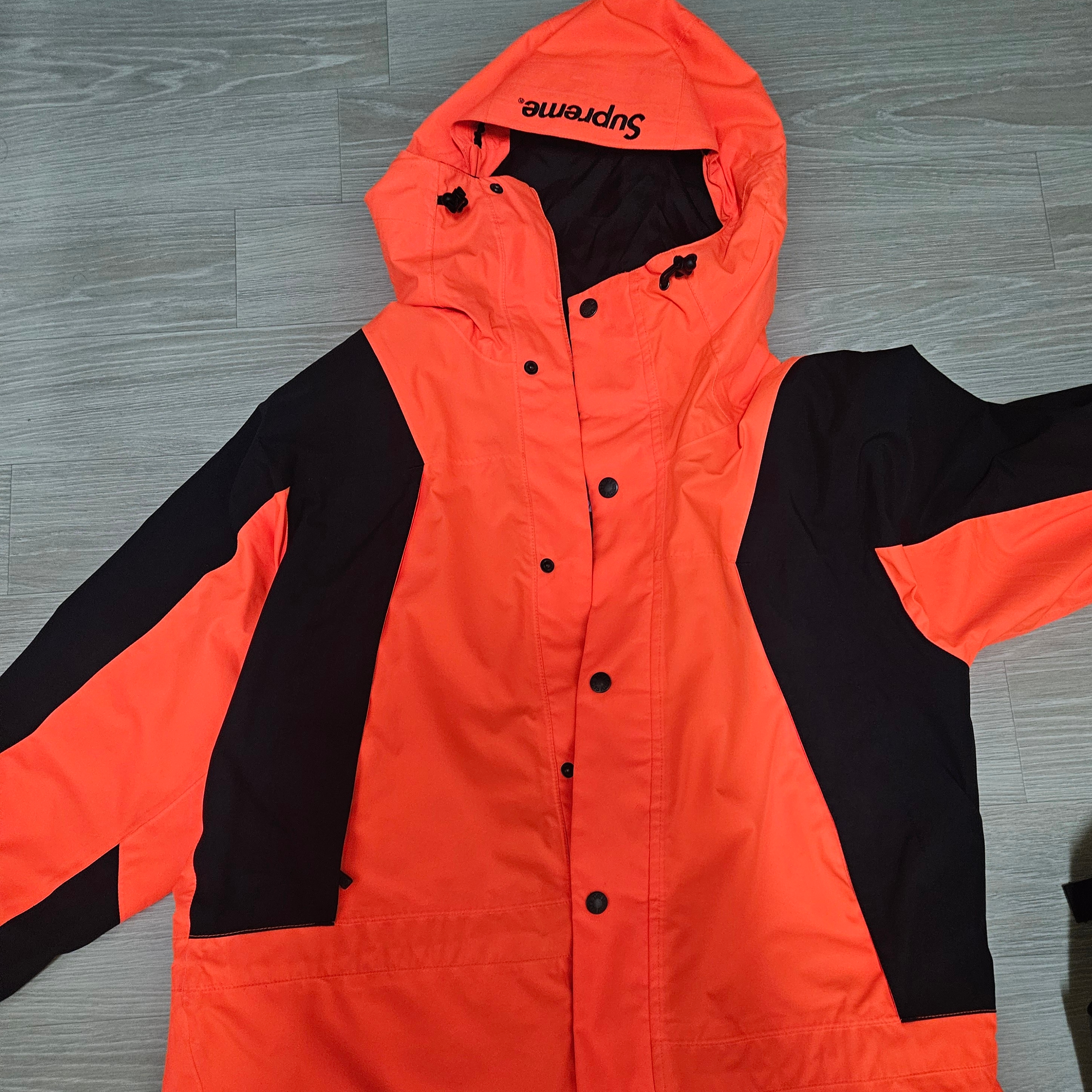 Supreme x The North Face Mountain Light Jacket Orange - 16FW 착용 스타일 - 1