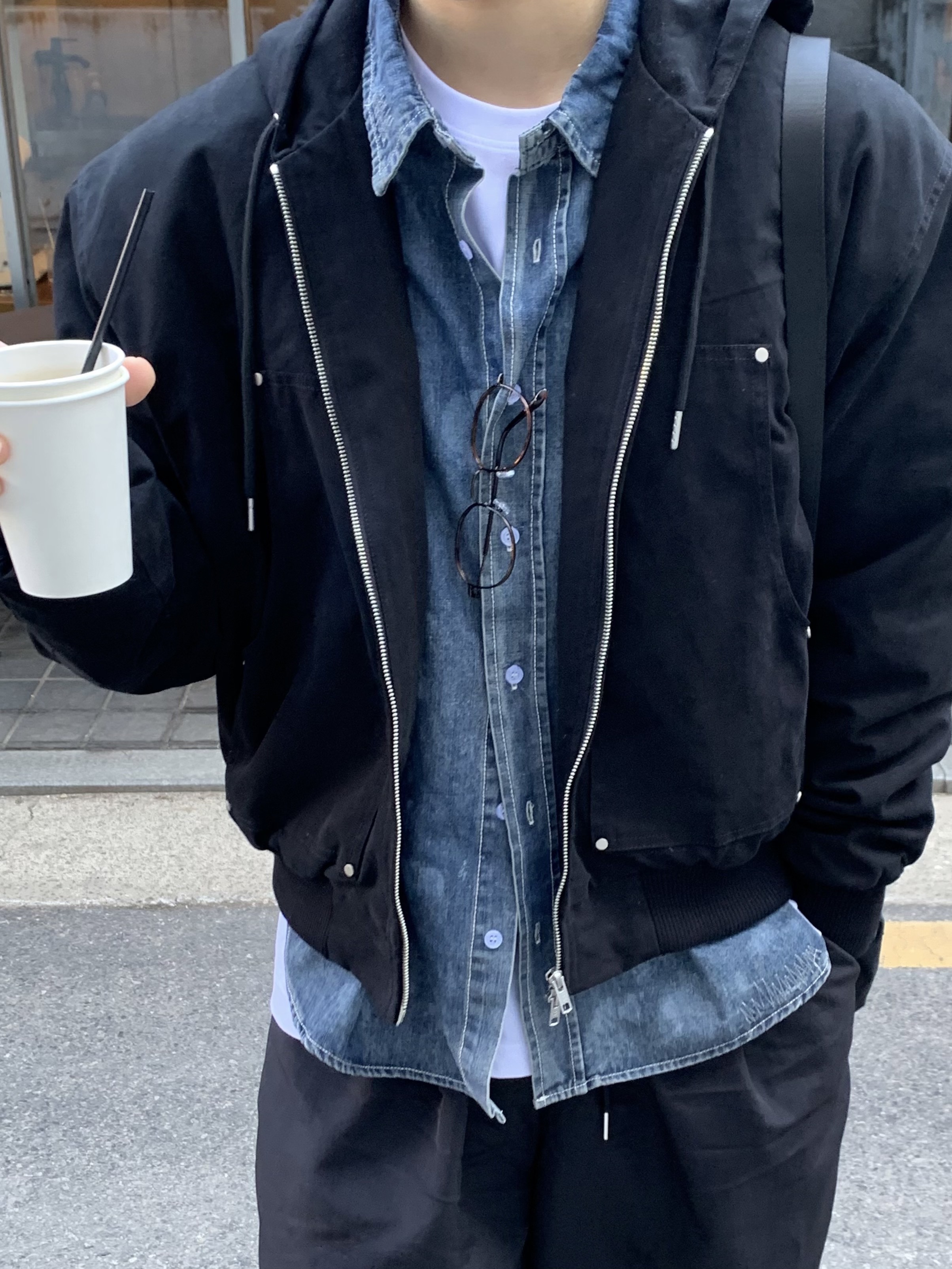 아디다스 x 송 포 더 뮤트 컨트리 OG 그레이 투 코어 블랙 착용 스타일 - 2