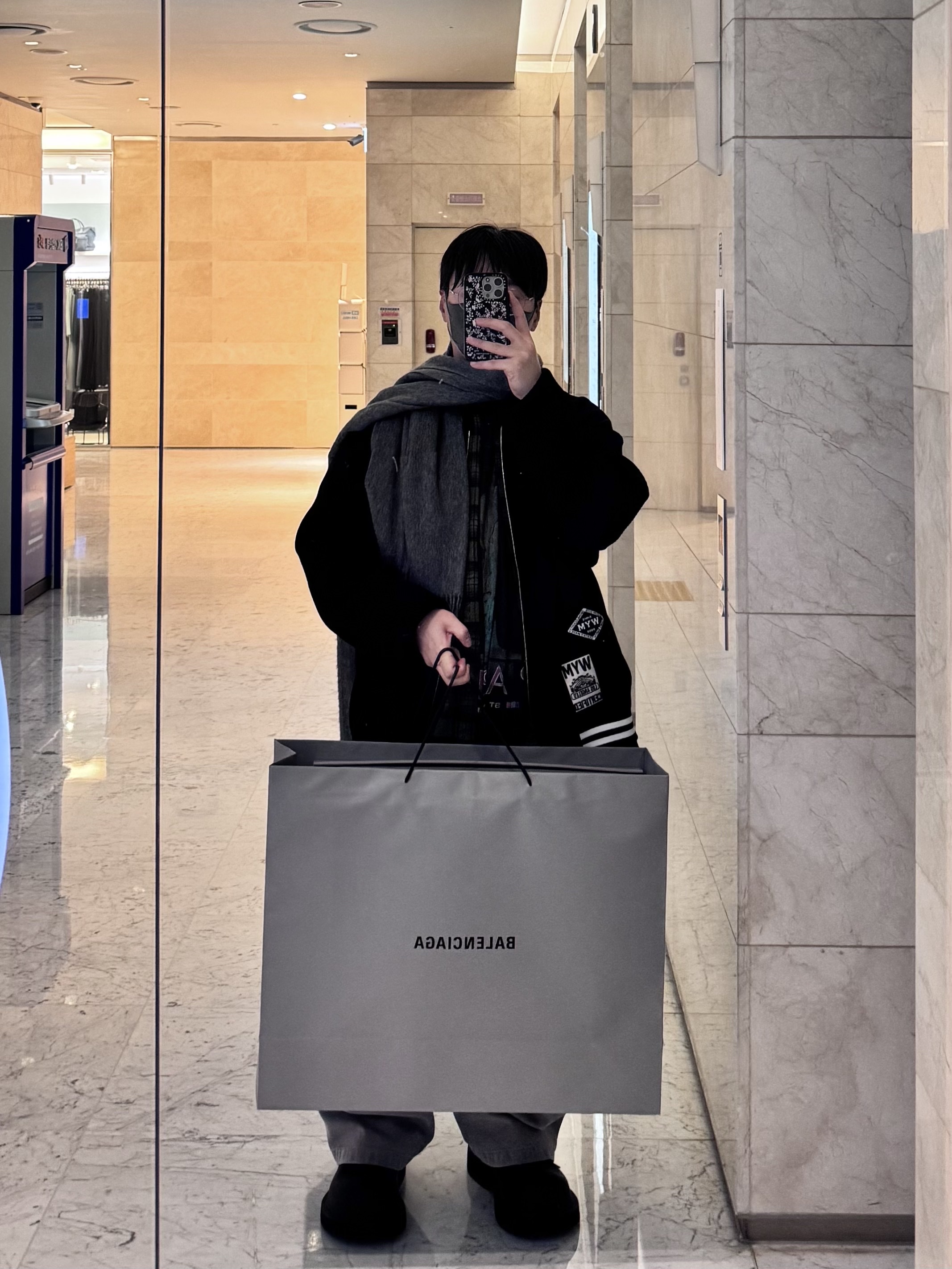 발렌시아가 파리 리버티 레이어드 오버사이즈 셔츠 다크 그린, 우영미 3D 와이드 데님 팬츠 그레이 - 25SS 착용 스타일 - 9