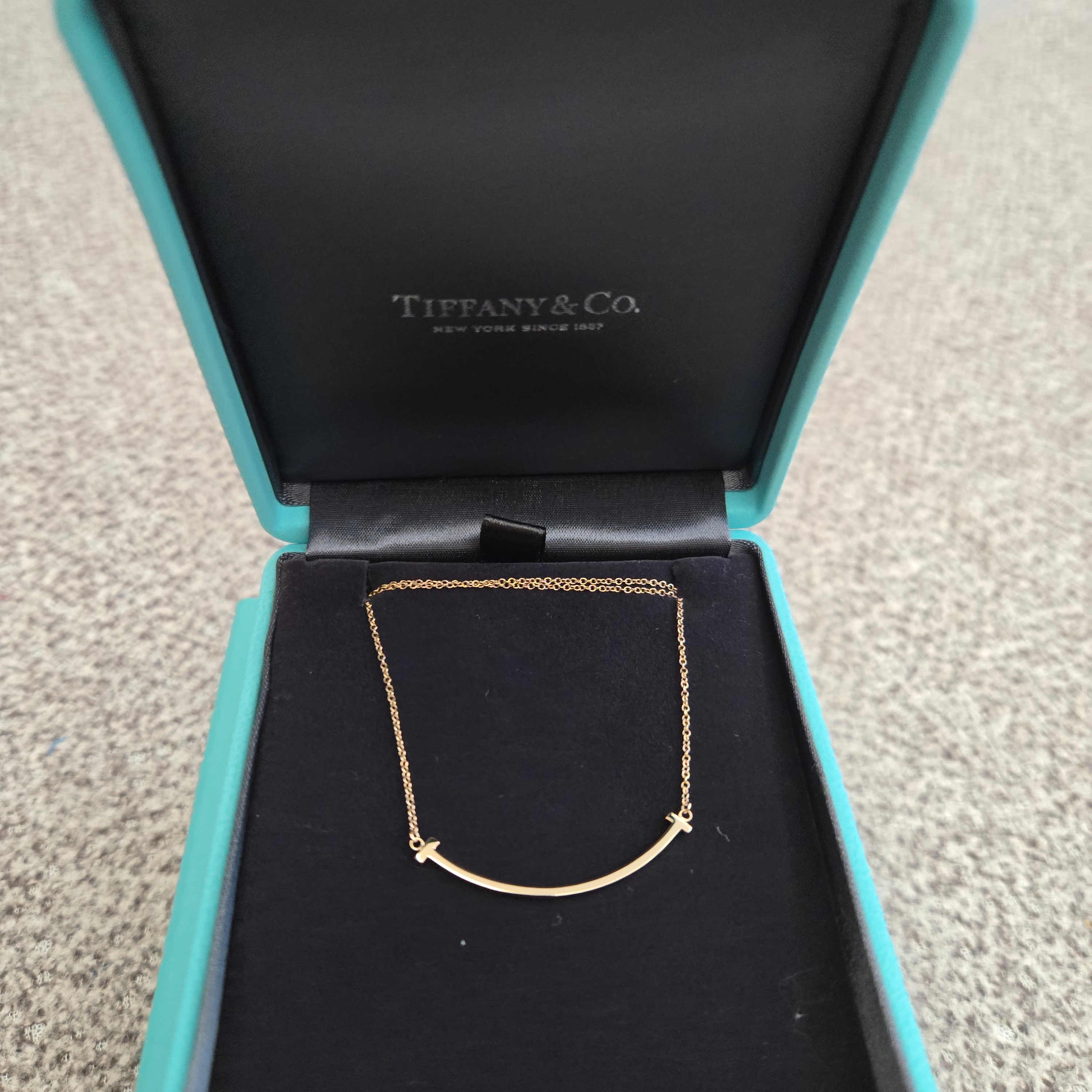 Tiffany & Co. Tiffany T Smile Pendant Small Rose Gold 착용 스타일