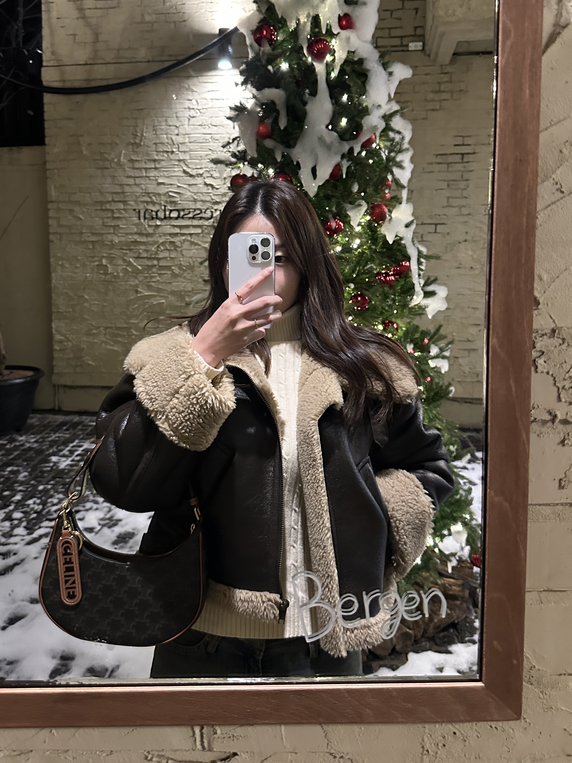 Celine Ava Bag in Triomphe Canvas and Calfskin Tan, (W) Celine Perforated Celine Keyring Charm in Smooth Calfskin Tan 착용 스타일