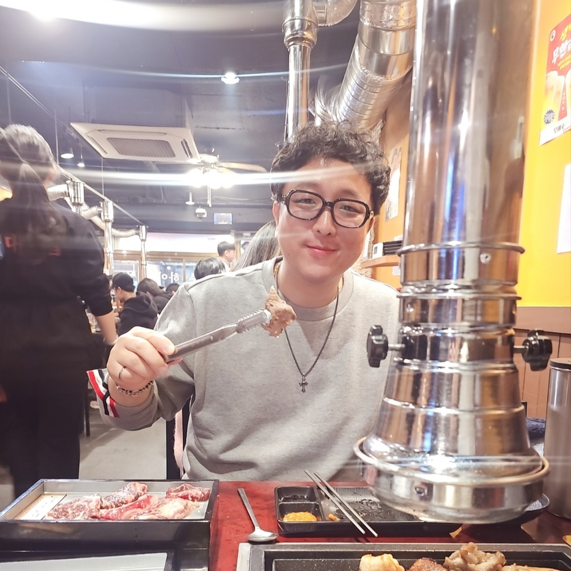 톰브라운 루프백 센터 백 스트라이프 크루넥 풀오버 니트 라이트 그레이, 젠틀 몬스터 x 메종 마르지엘라 MM114 블랙 클리어 착용 스타일 - 1