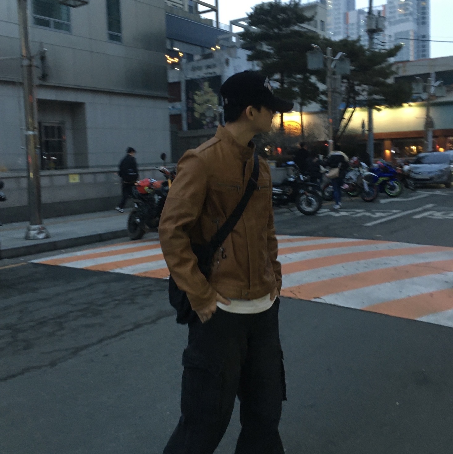 The Museum Visitor x Jon Burgerman Pinky Winky & Charlie Ball Cap Black, Uniqlo Multi Pocket Shoulder Bag Black 착용 스타일 - 1