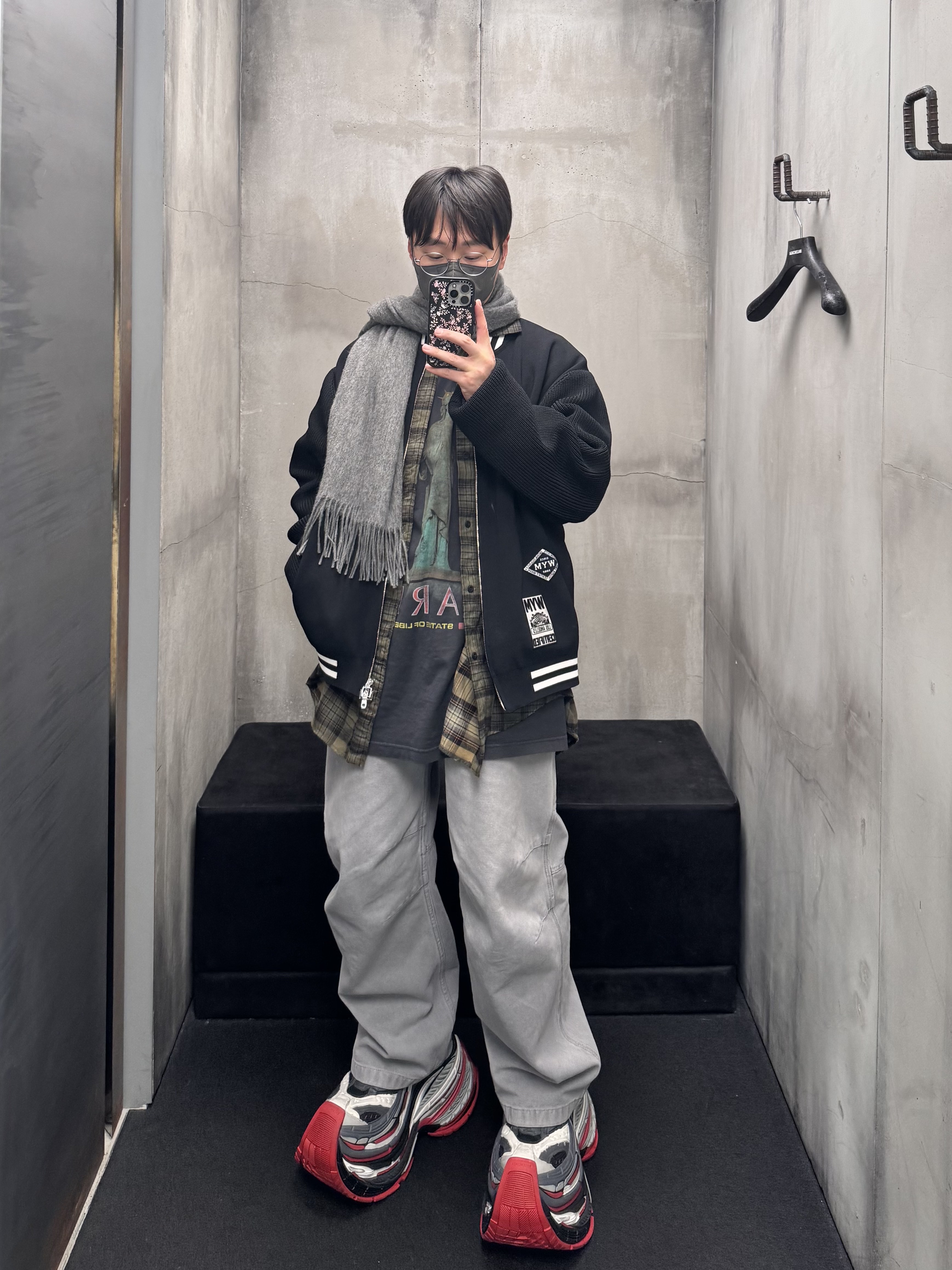 발렌시아가 파리 리버티 레이어드 오버사이즈 셔츠 다크 그린, 우영미 3D 와이드 데님 팬츠 그레이 - 25SS 착용 스타일 - 4