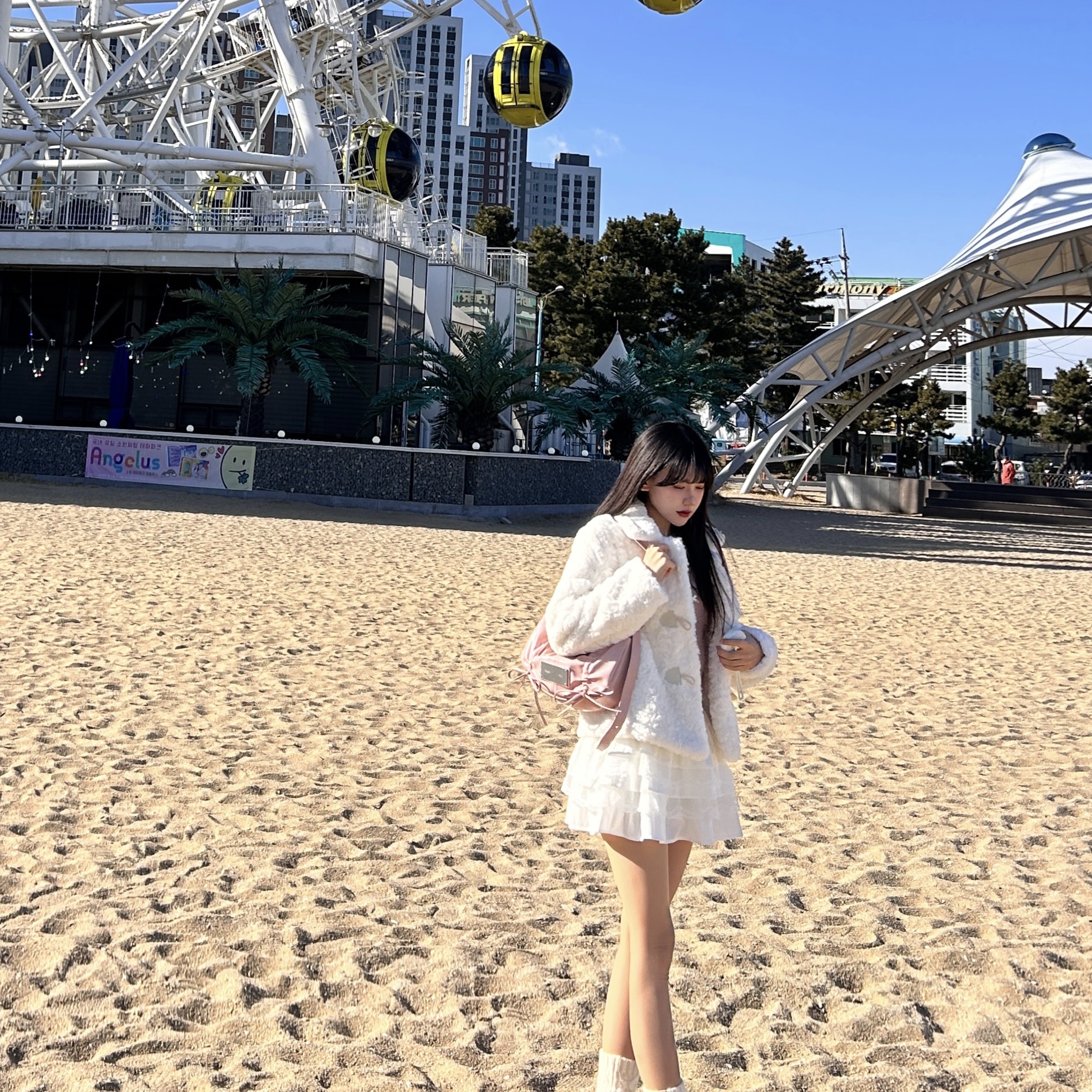 Matin Kim Half Shirring Ribbon Round Bag Pink 착용 스타일