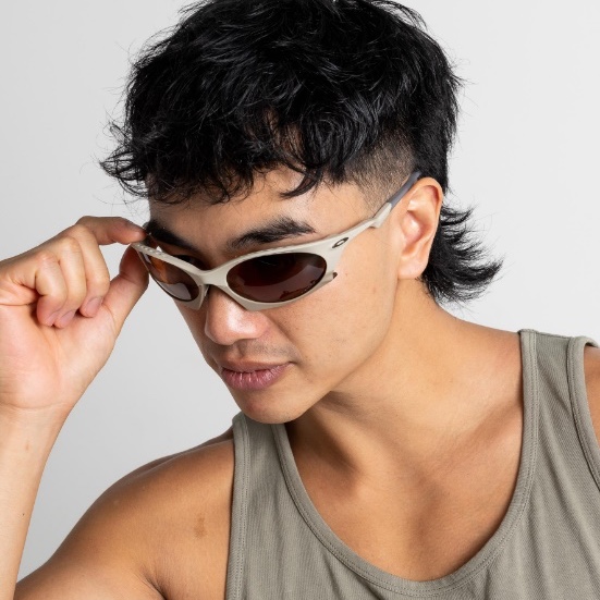 Oakley x Satisfy Plantaris Matte Black, Oakley Plantaris Matte Black Frame Prizm Grey Lenses Regular Universal Fit 착용 스타일 - 2