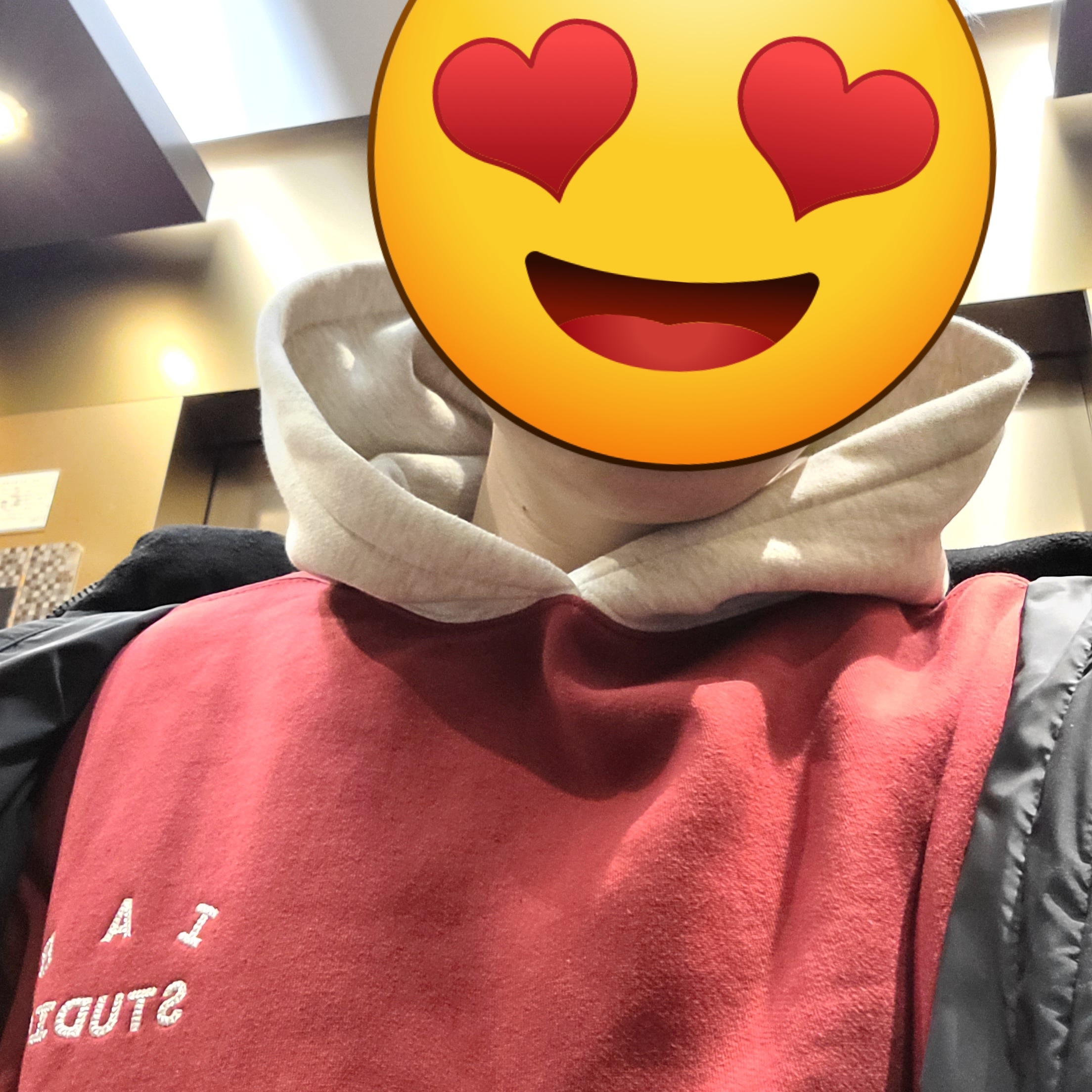 IAB Studio 24 Christmas Hoodie Burgundy Oatmeal 착용 스타일