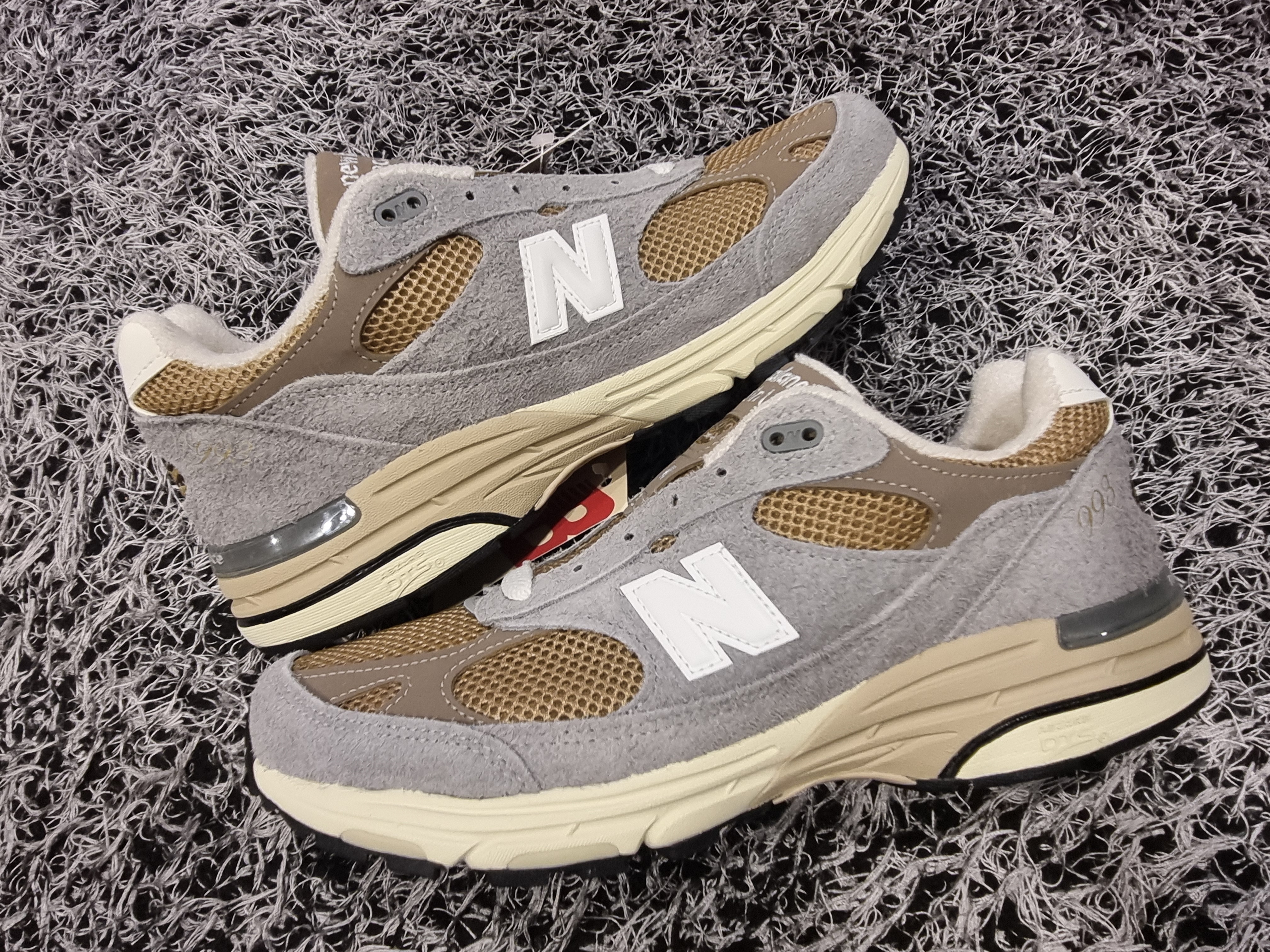 New Balance 993 Made in USA Shadow Grey Driftwood 착용 스타일 - 2